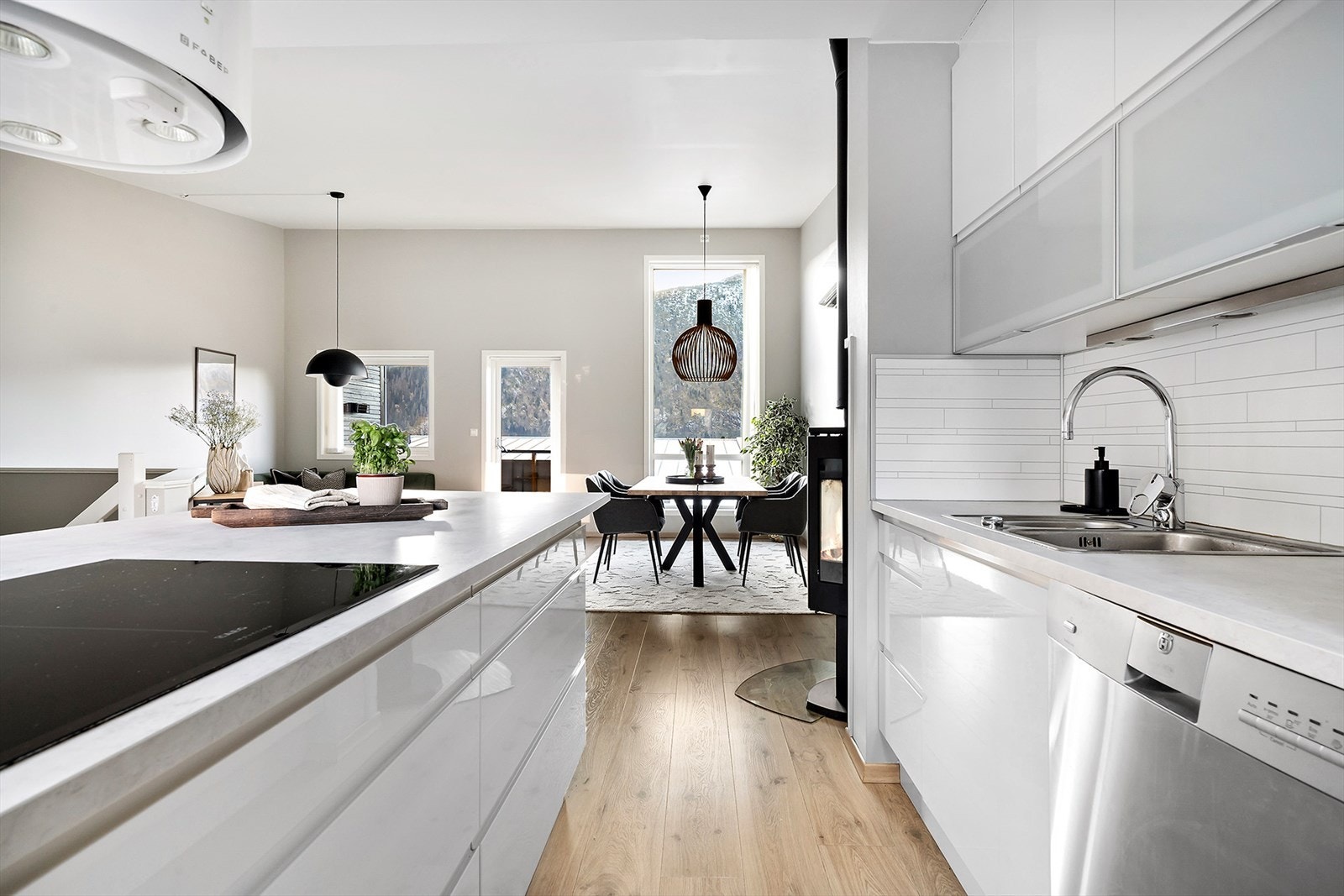 Kjøkkenet har en effektiv og sosial løsning. Galleribilde