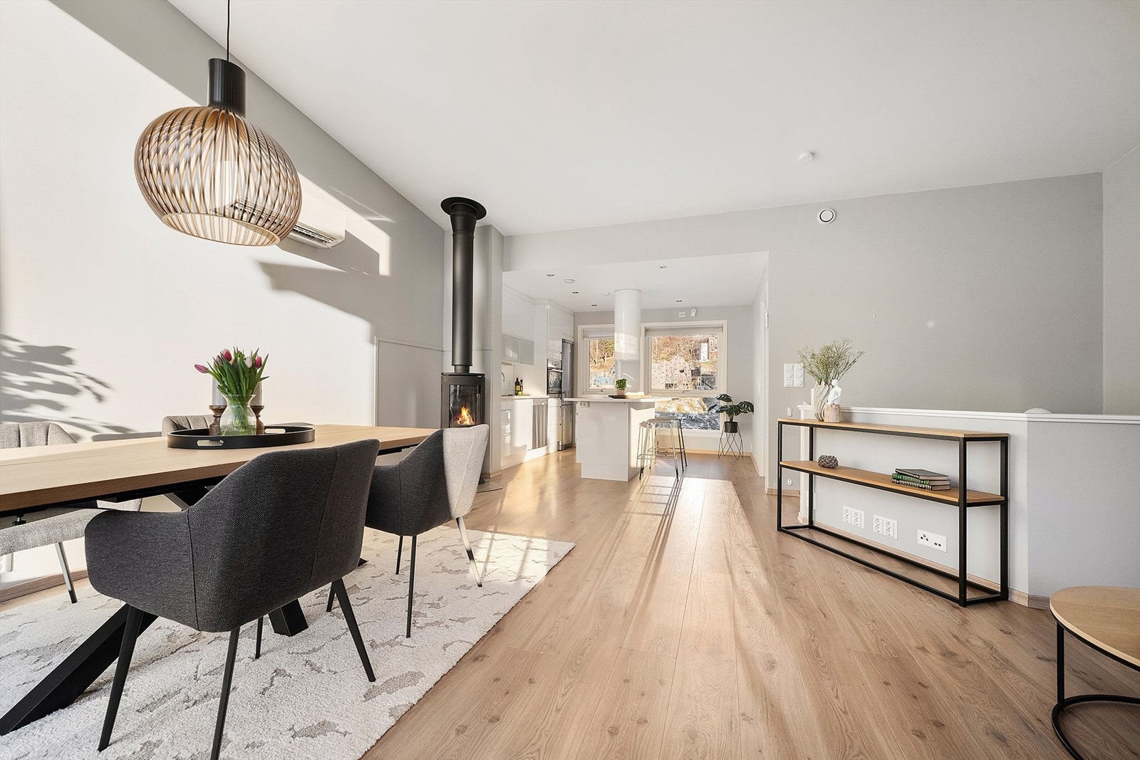 Boligen ligger i ett barnevennlig og sentralt boligområde med kort gangavstand til barnehager, skoler, lekeplasser og nærmiljøanlegg. Galleribilde