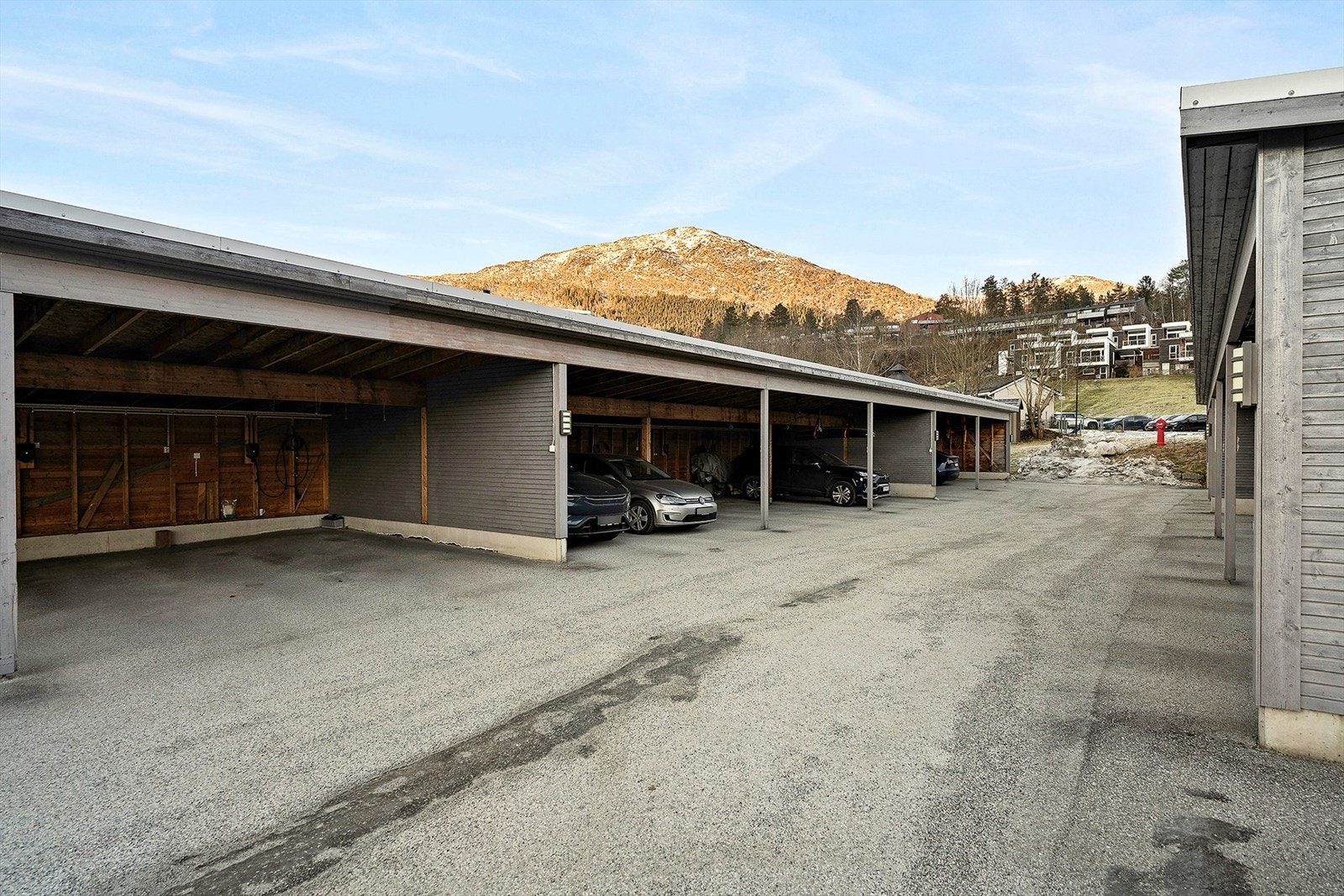 Seksjonen har fast parkeringsplass i felles carportanlegg. Galleribilde