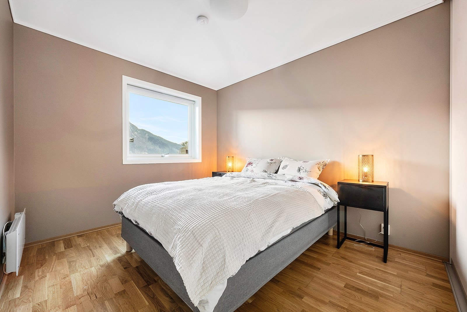 Hovedsoverommet har god plass til dobbeltseng med nattbord på hver side. Galleribilde