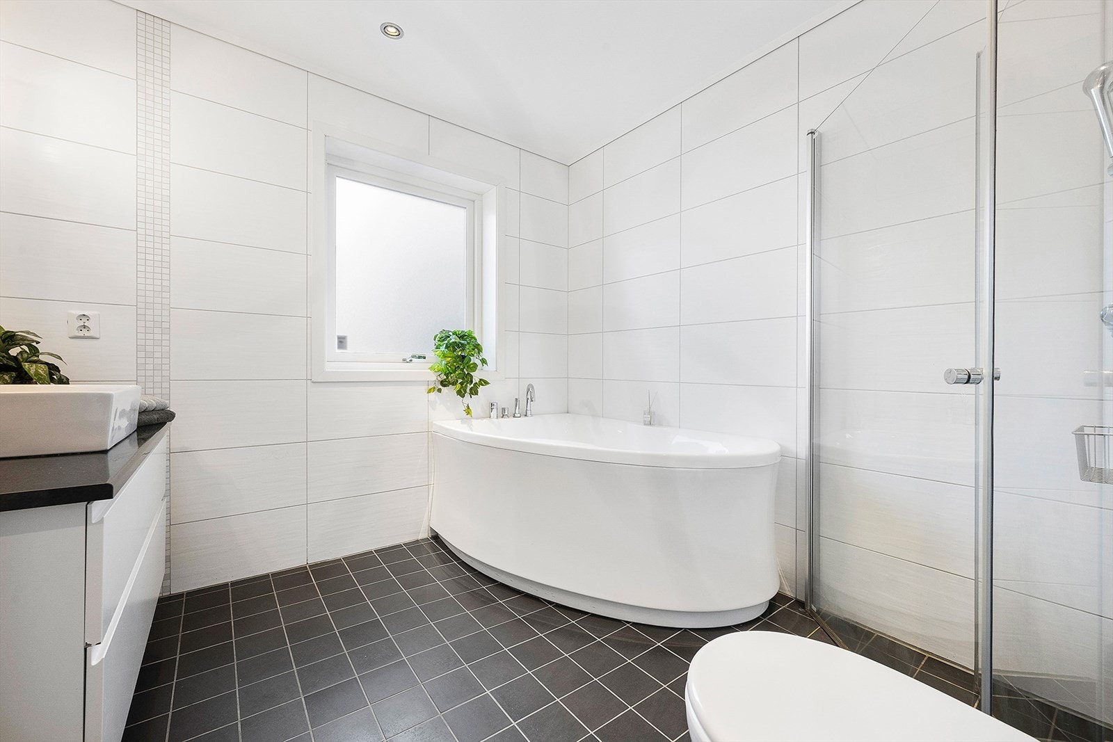 På badet er det satt inn hjørnebadekar og dusjbatteri innfellbare dusjvegger. Galleribilde