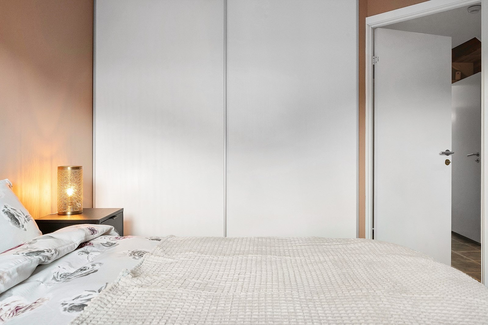 Hovedsoverommet har skyvedørsgarderobe med hvite fronter. Galleribilde