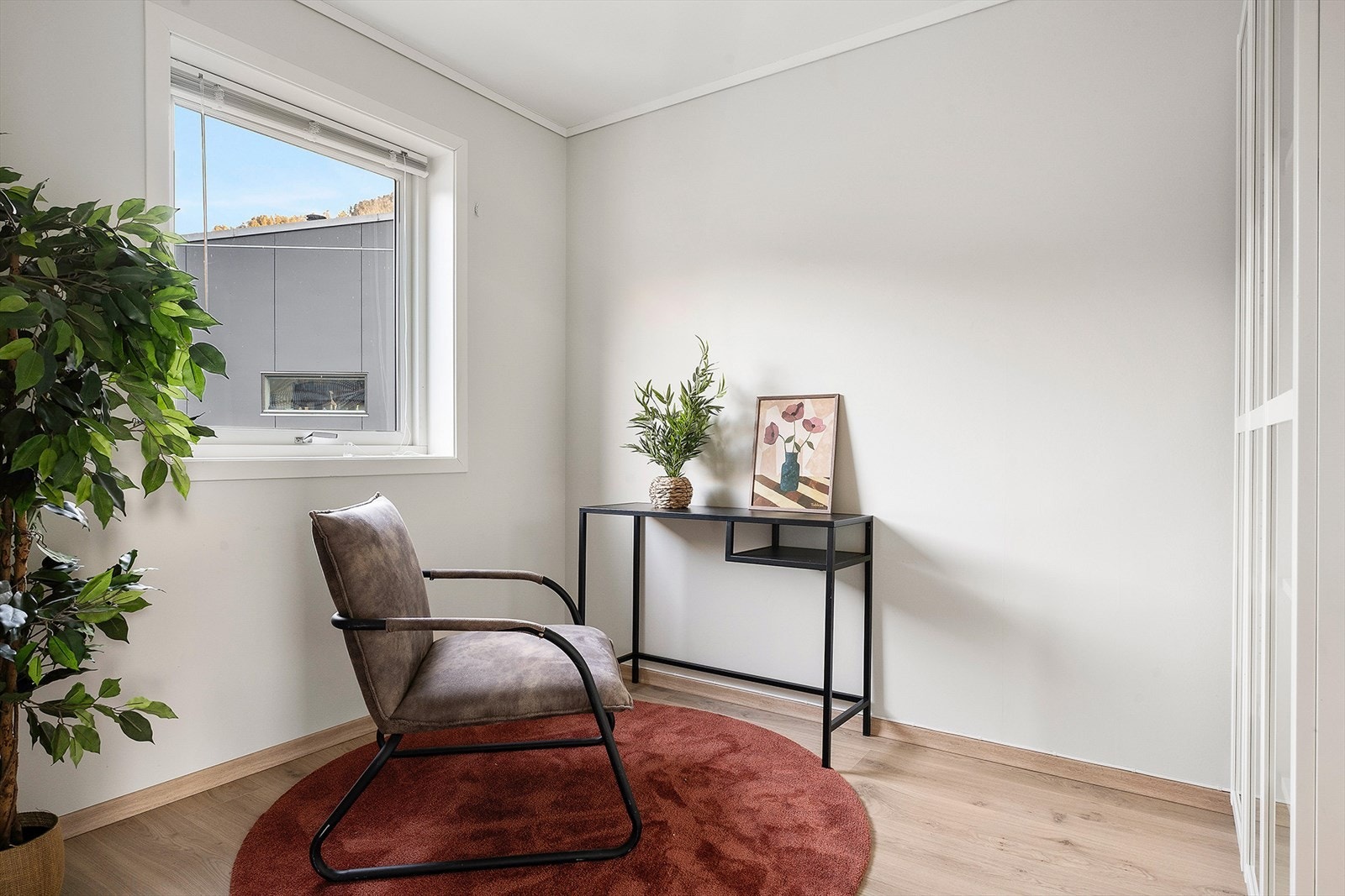 Det siste soverommet ligger med inngang fra kjøkkenet. Dette rommet har også garderobeinnredning som følger med ved salg. Galleribilde