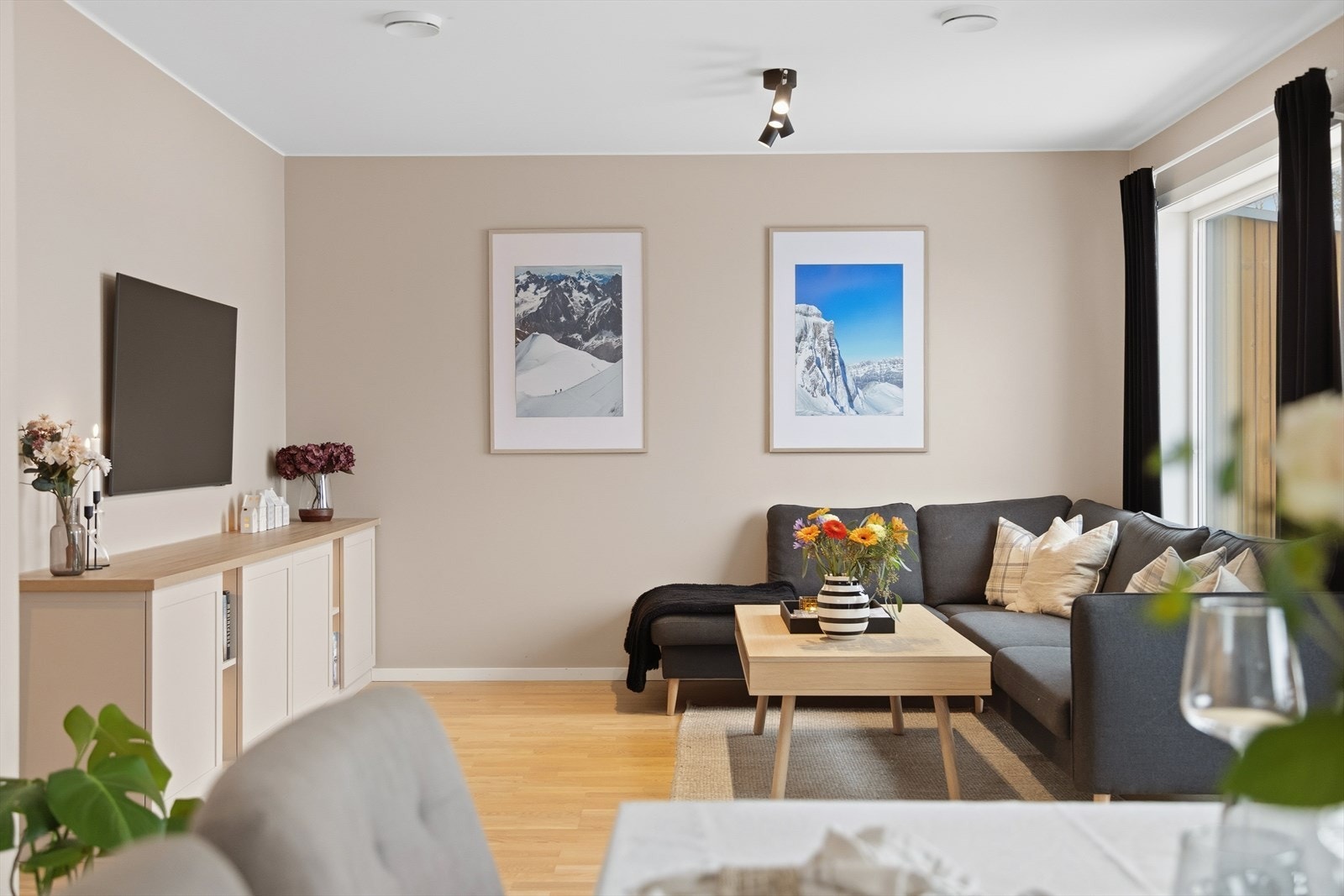 Lys og innbydende stue med moderne detaljer, stor vindusflate som slipper inn naturlig lys, perfekt for avslapning. Galleribilde