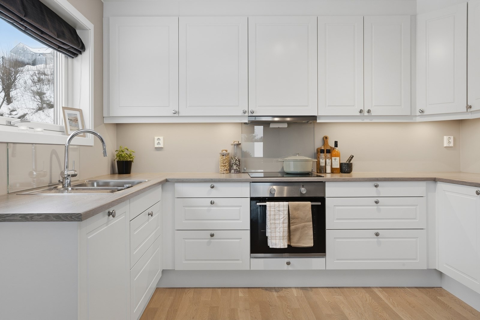 Meget funksjonell kjøkkenløsning. Galleribilde