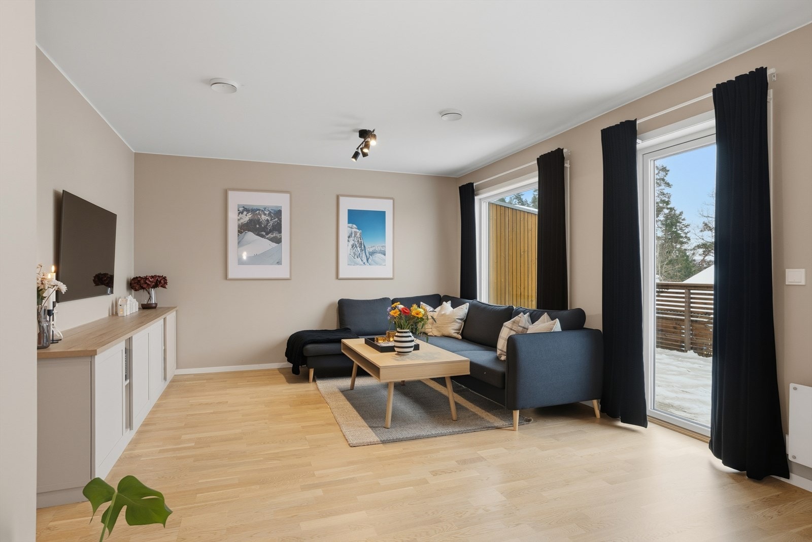 Utgang til den romslige terrassen fra stuen. Galleribilde