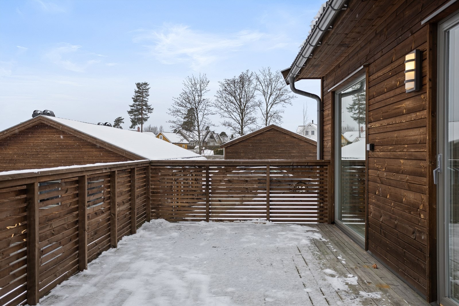 Koselig balkong med fin utsikt, perfekt for avslapning. Rolig nabolag med nærhet til natur og friluftsmuligheter. Galleribilde