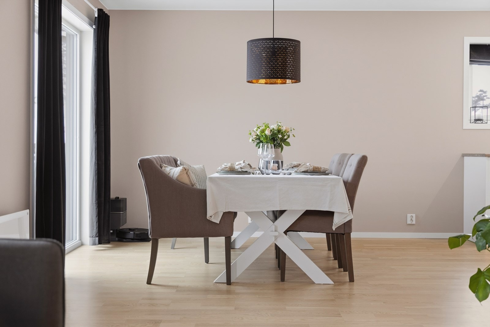 Lys og luftig spisestue med store vinduer. Perfekt for hyggelige måltider og samvær i et innbydende hjem. Galleribilde