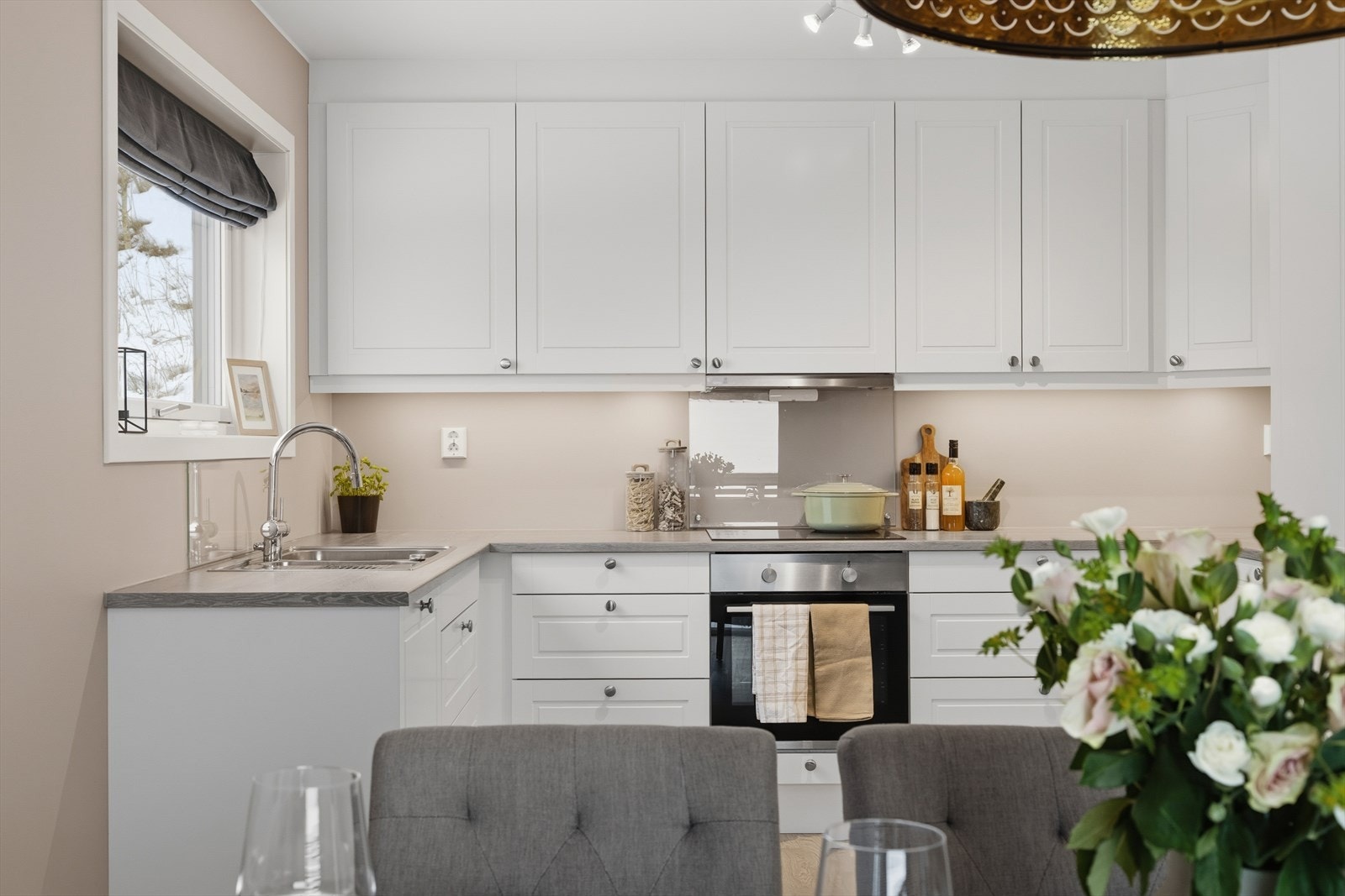 Hyggelig med spiseplass ved kjøkkenet. Galleribilde