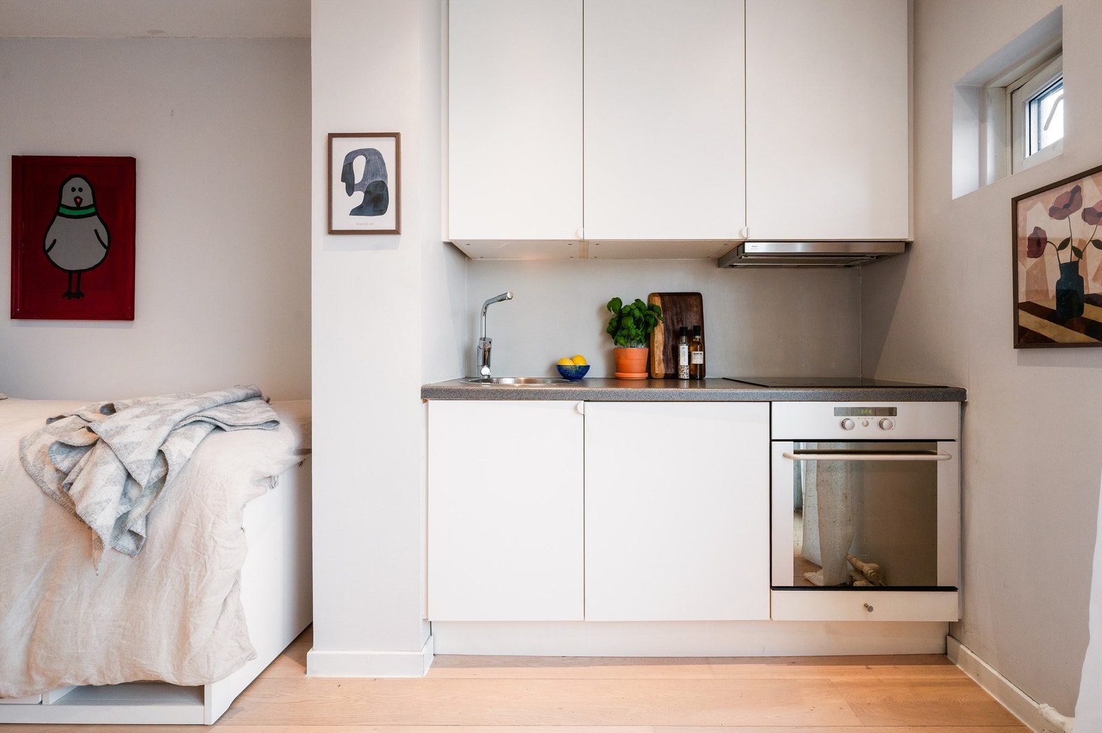 Kjøkken i praktisk åpen løsning. Her er det både oppvaskmaskin, kjøleskap komfyr og platetopp Galleribilde