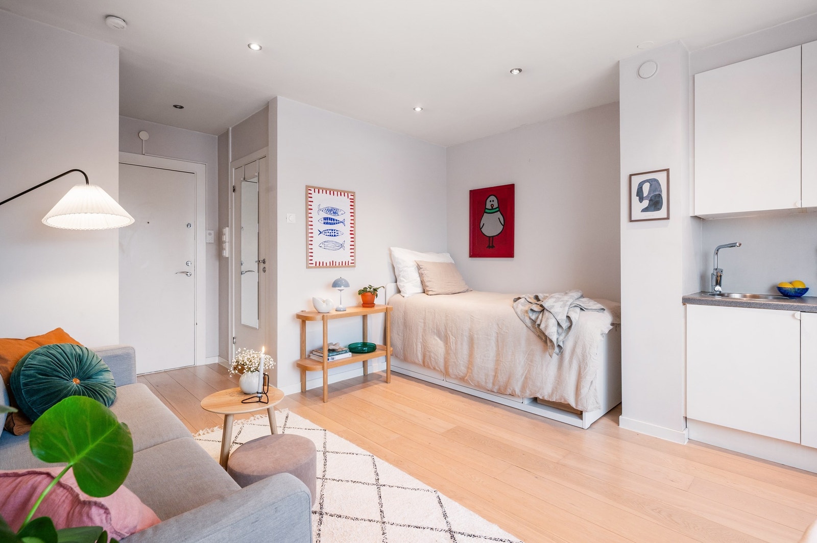 Naturlig plass til seng. Downlights i tak sørger for god belysning Galleribilde