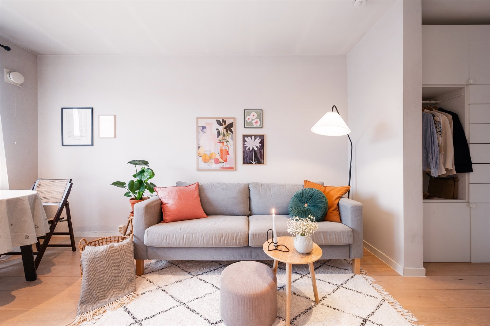 Leiligheten er malt i lyse og moderne farger Galleribilde