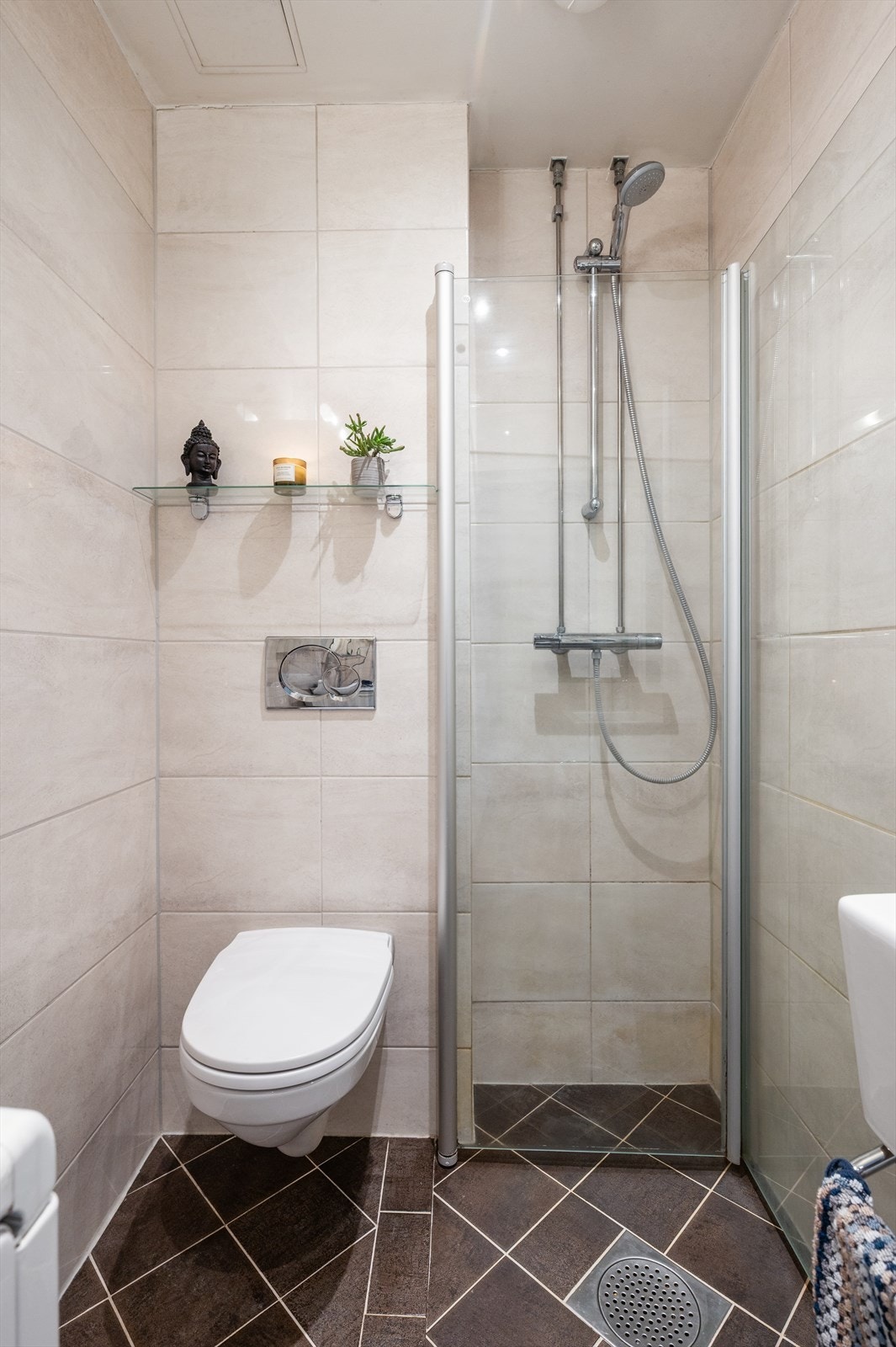 Badet har blant annet vegghengt toalett, opplegg for vaskemaskin og varmekabler i gulv Galleribilde