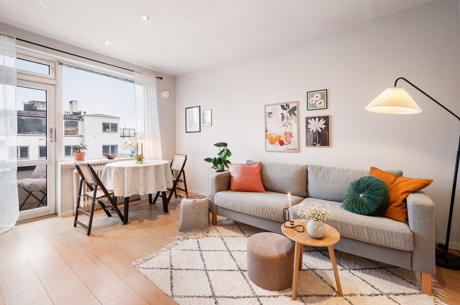 Leiligheten har en åpen planløsning med plass til både sofa, seng og spisebord Galleribilde