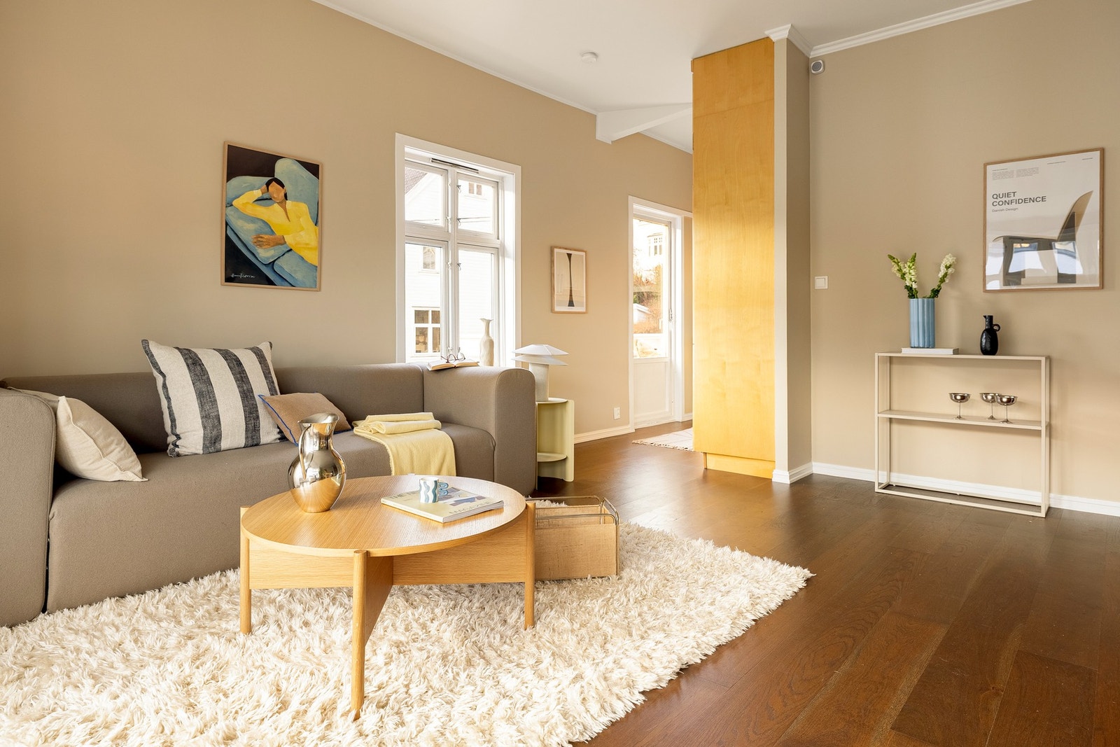 Rommet er holdt i moderne og delikate fargevalg. Galleribilde