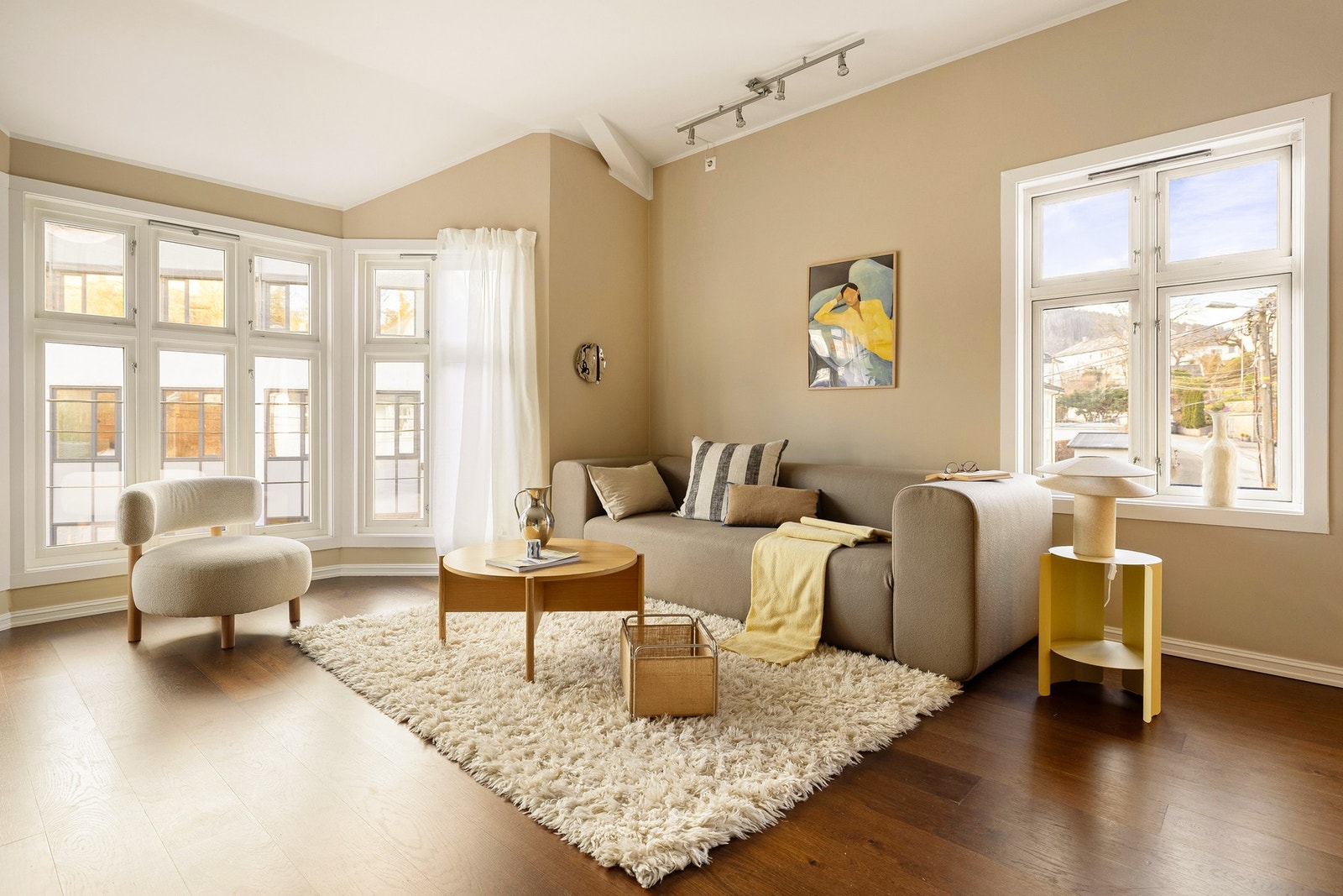 Stuen er lys og romslig, med delvis åpen kjøkkenløsning og et samlet areal på ca. 28 kvm. Galleribilde