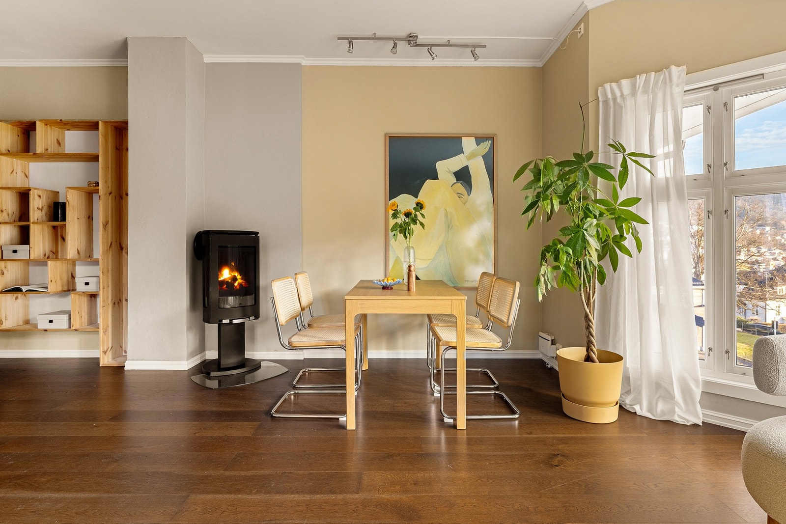 Om vinteren er det en ekstra fordel med peis i stuen, som bidrar til god varme og trivsel. Galleribilde