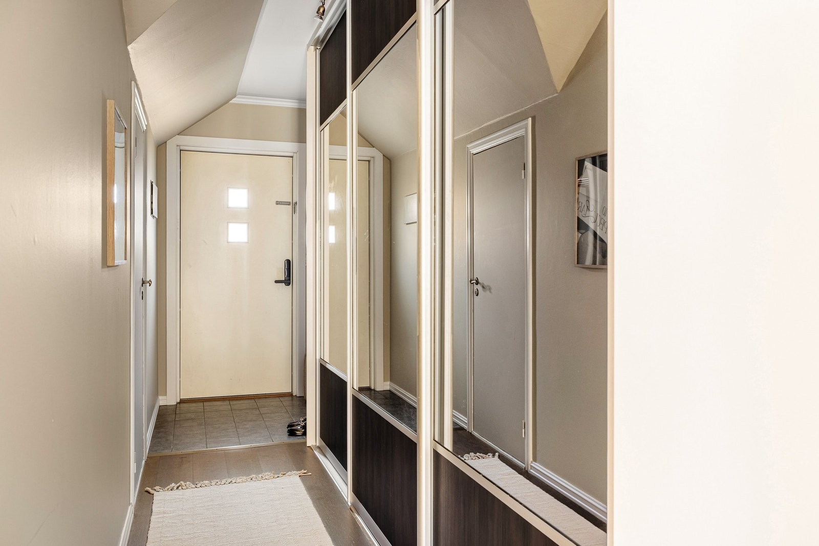 Gangen er romslig, og det er varmekabler i den flislagte delen. Det er god plass til oppheng av yttertøy og sko i den integrerte garderobeløsningen. Galleribilde