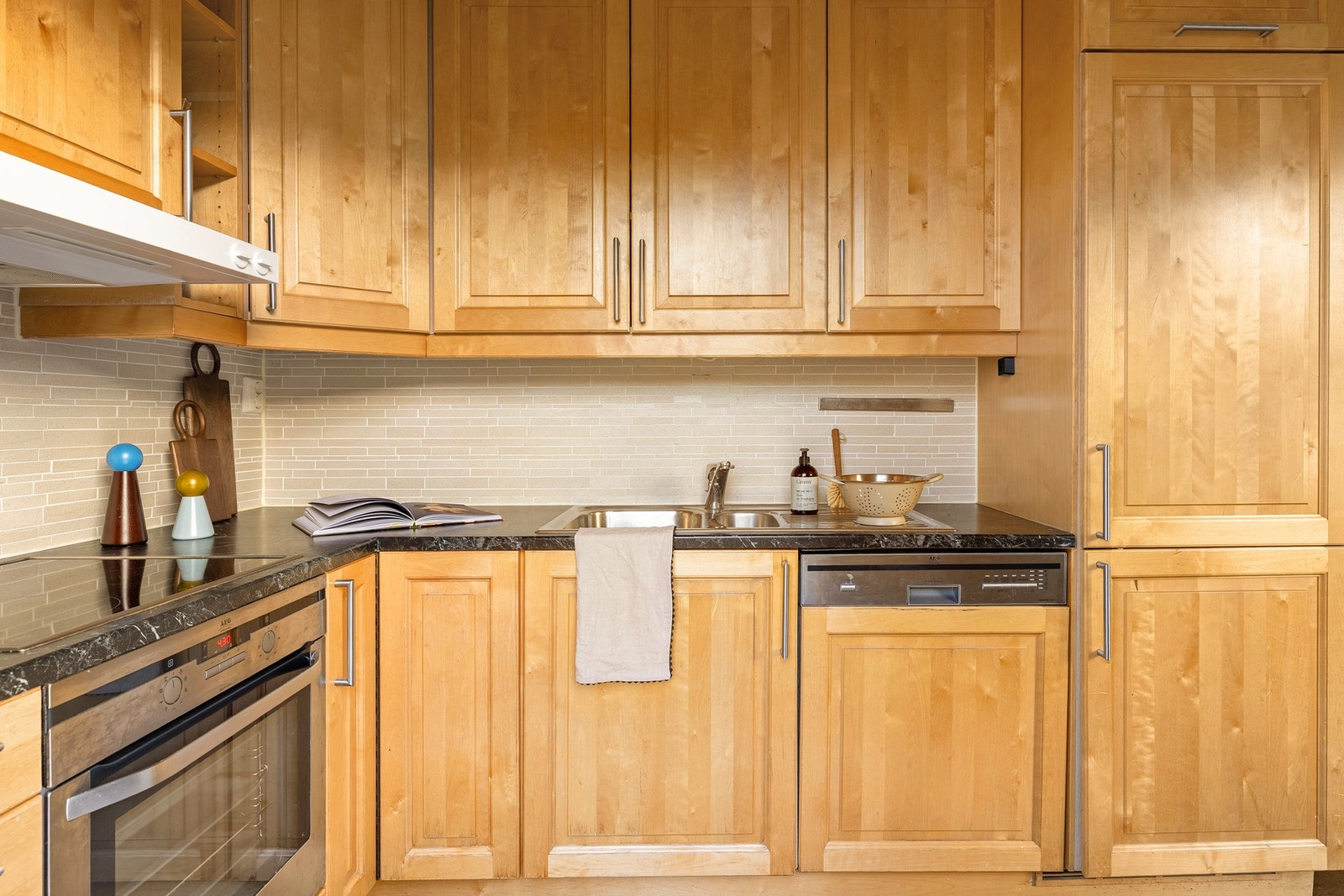 Integrerte hvitevarer består av stekeovn, platetopp oppvaskmaskin og kjøleskap med frysedel. Galleribilde