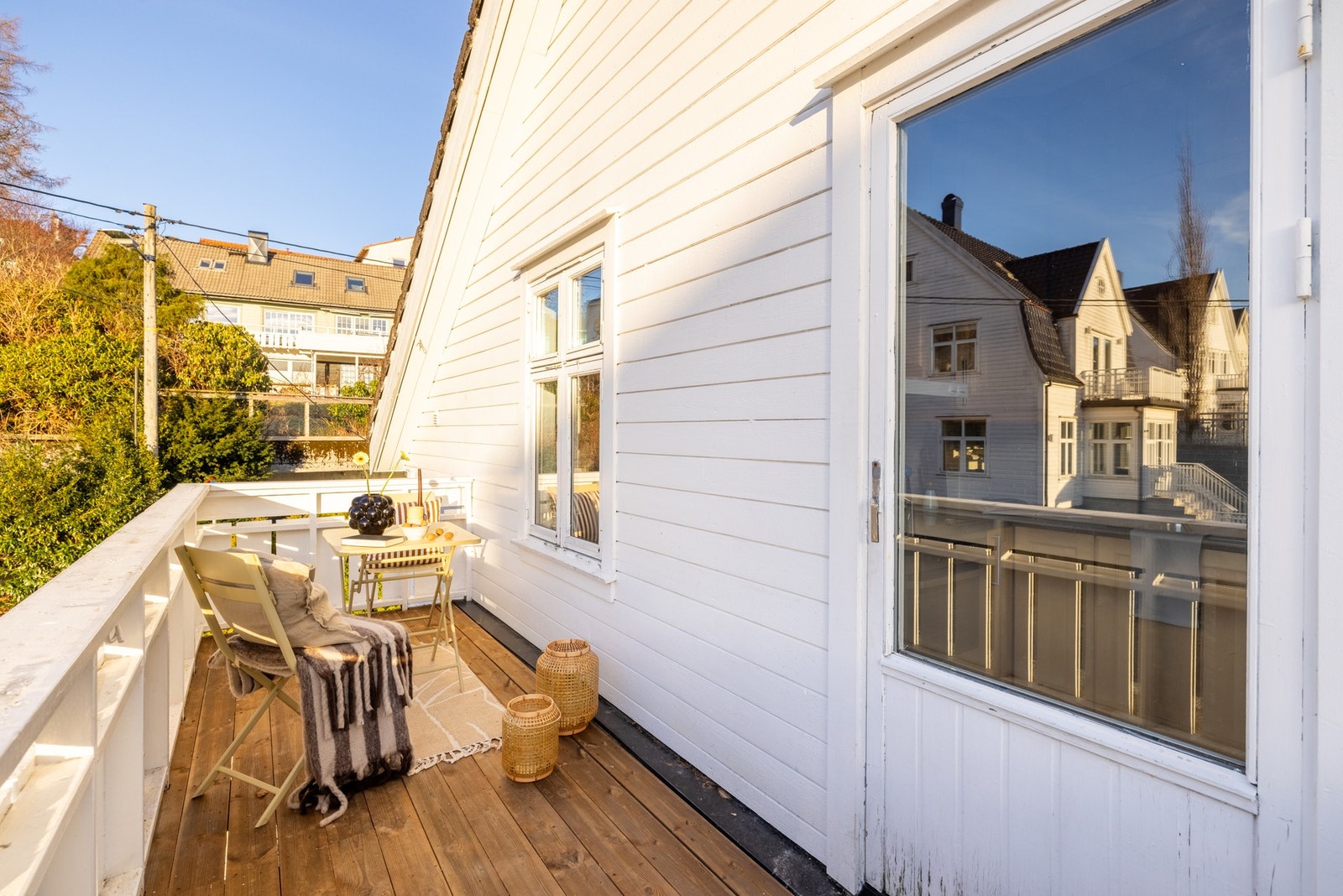 Fra kjøkkenet er det utgang til en herlig balkong. Galleribilde