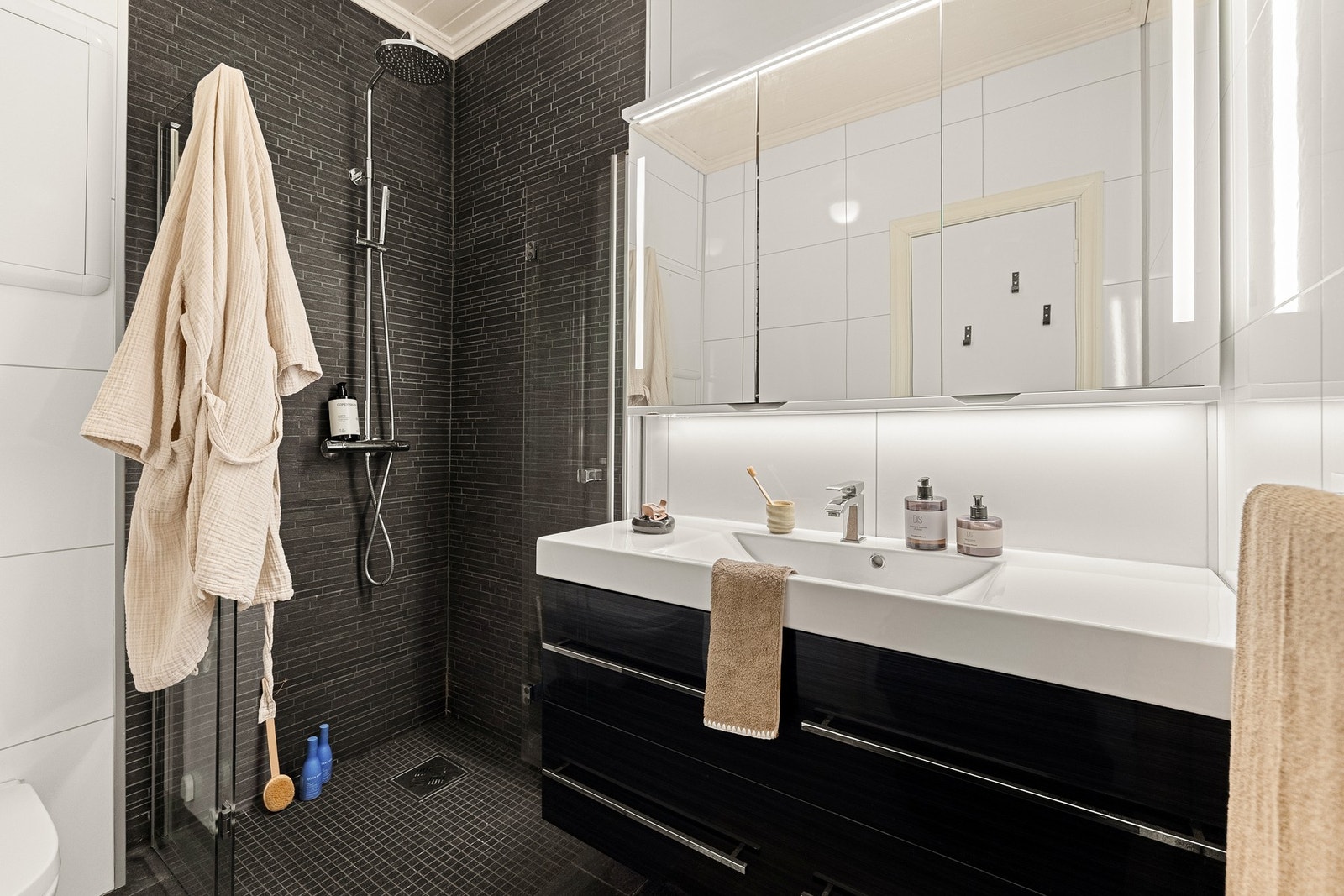 Badet har fliser på gulv, fliser/baderomsplater på vegger og malt panel i tak. Galleribilde