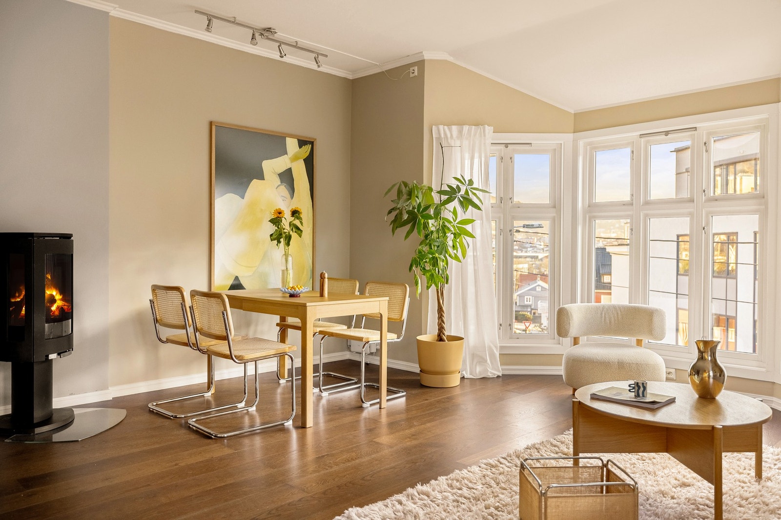 Stuens utforming gir plass til både sitte- og spisegruppe. Galleribilde