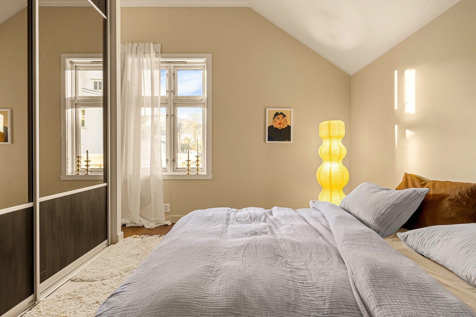 Det er god plass til dobbeltseng og nattbord, samt integrert garderobeløsning. Galleribilde