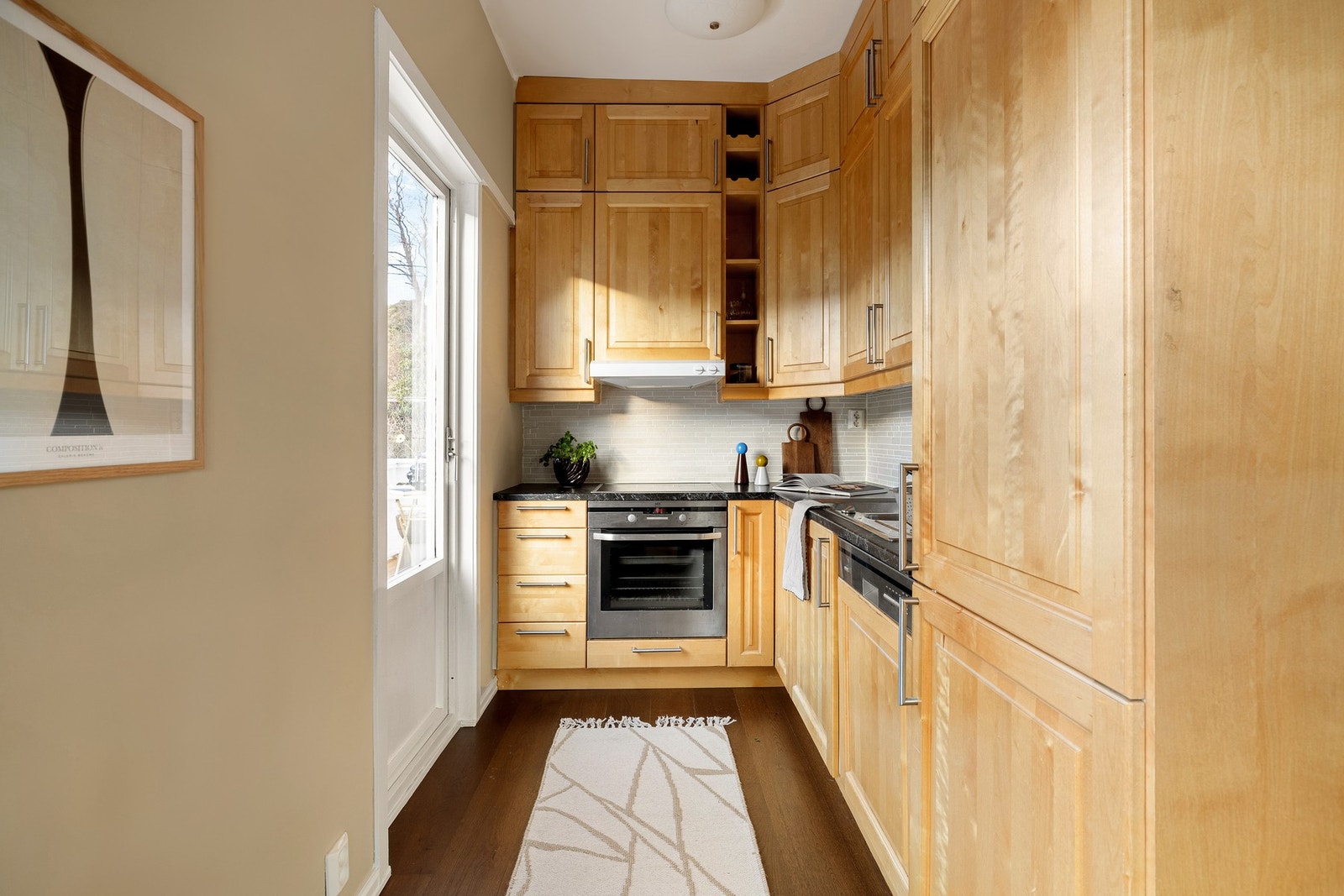 Kjøkkenet har et klassisk og tidløst preg med profilerte fronter i lys treutførelse. Galleribilde