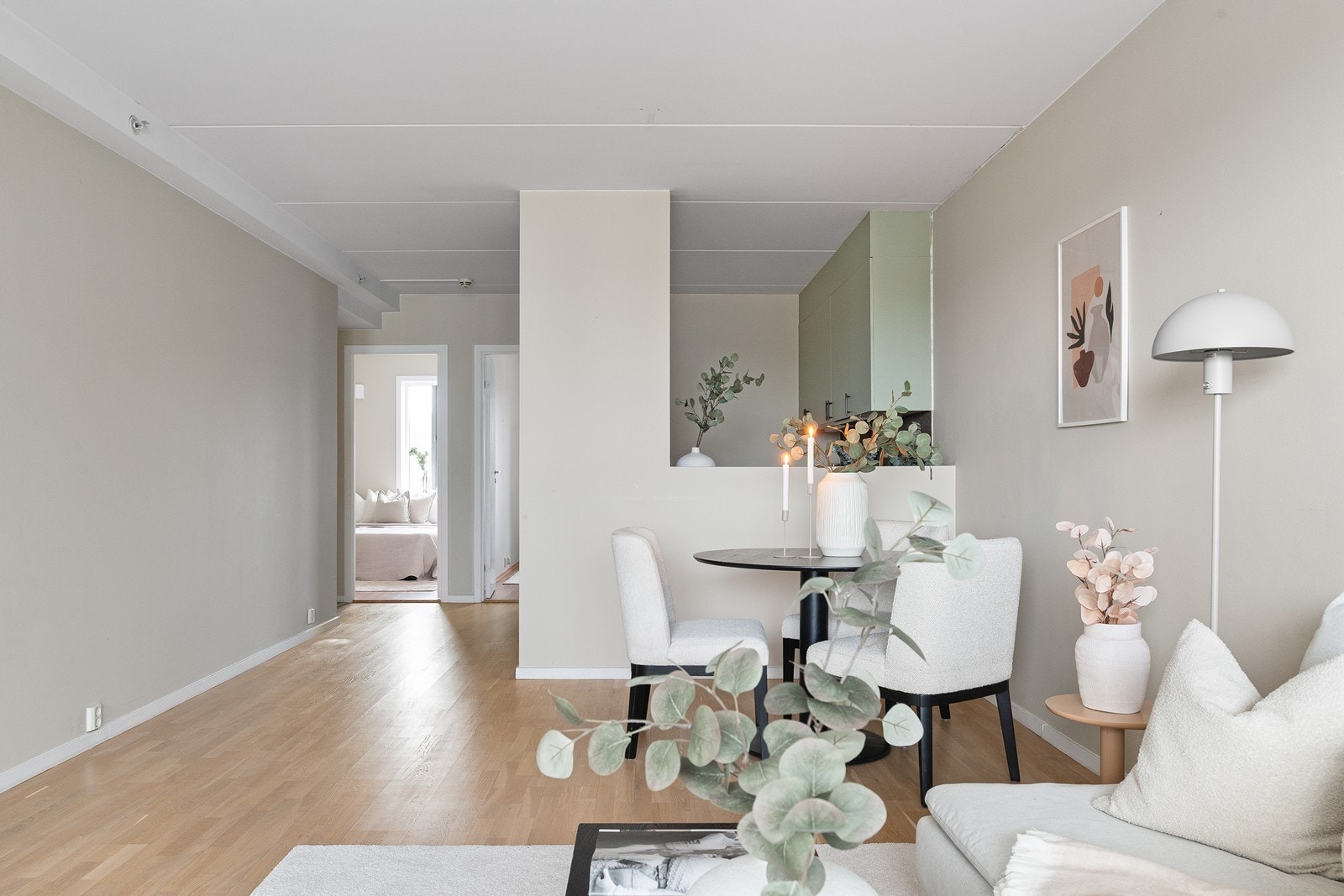 Delvis åpen stue-/kjøkkenløsning med naturlige soner som gjør leiligheten lett å møblere Galleribilde