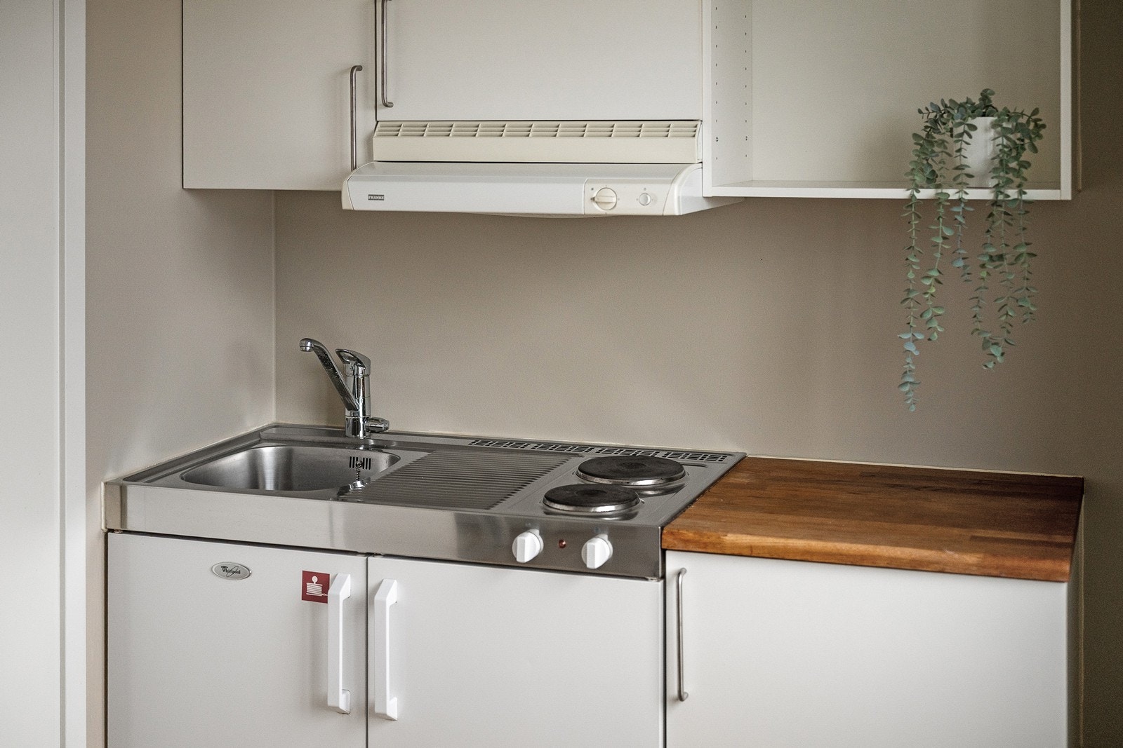 Det er integrert platetopp og kjøleskap Galleribilde