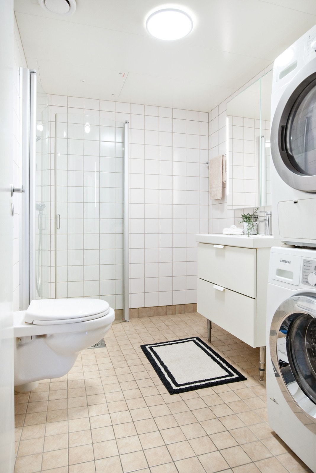 Romslig bad med opplegg for vask og tørk Galleribilde