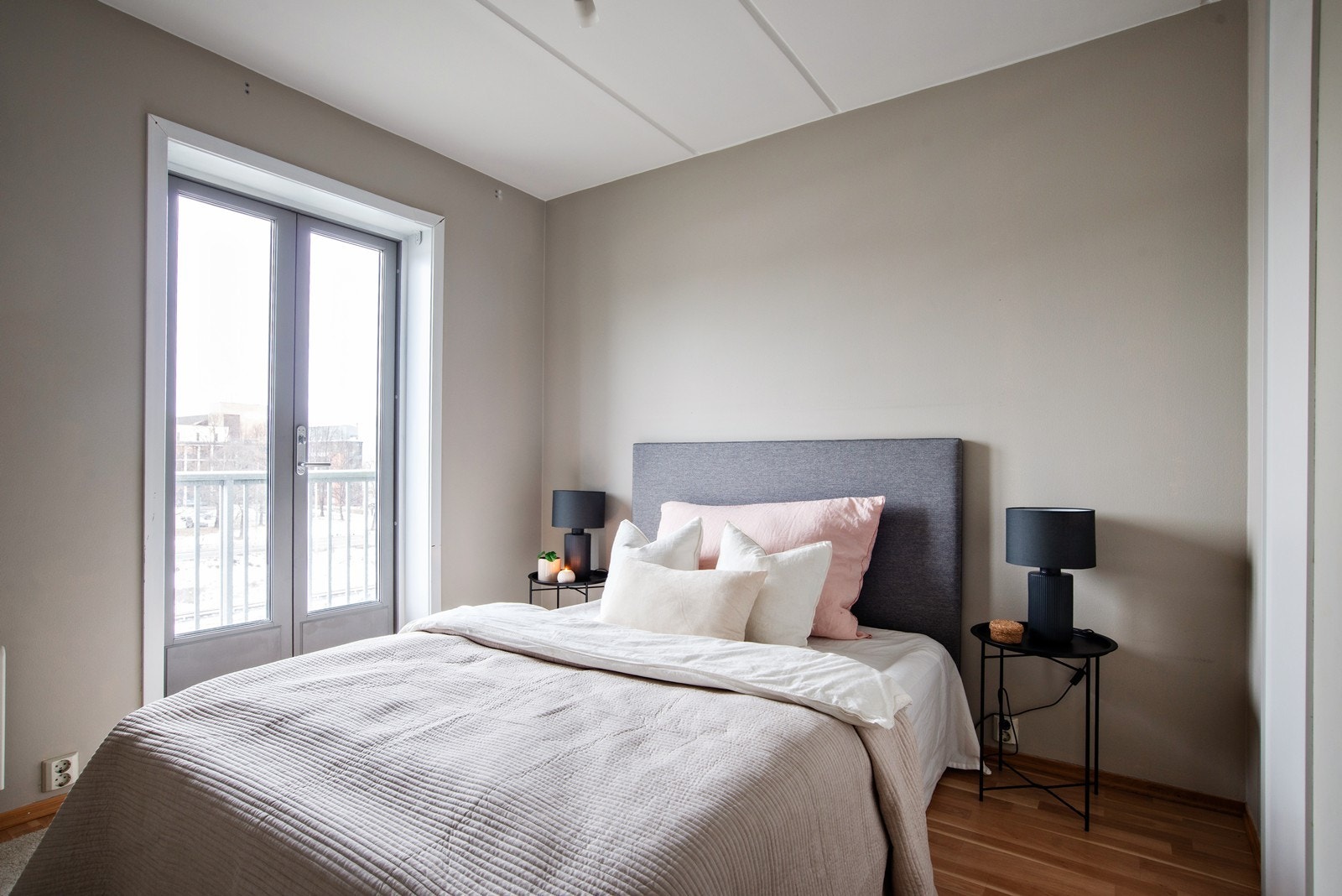 Hovedsoverom med god plass til dobbeltseng med nattbord Galleribilde