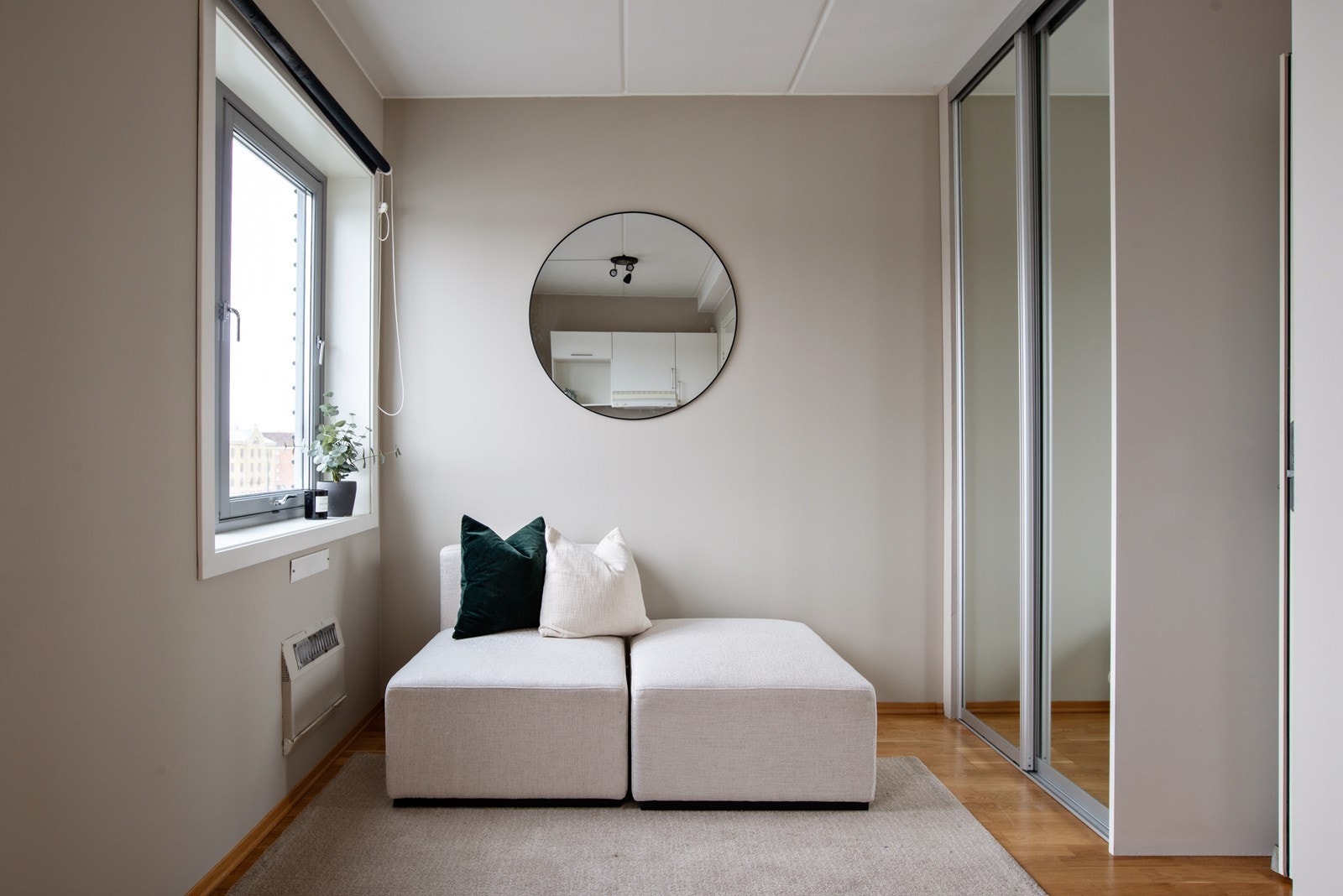 Skyvedørsgarderobe med speilfronter og plass for dobbeltseng Galleribilde