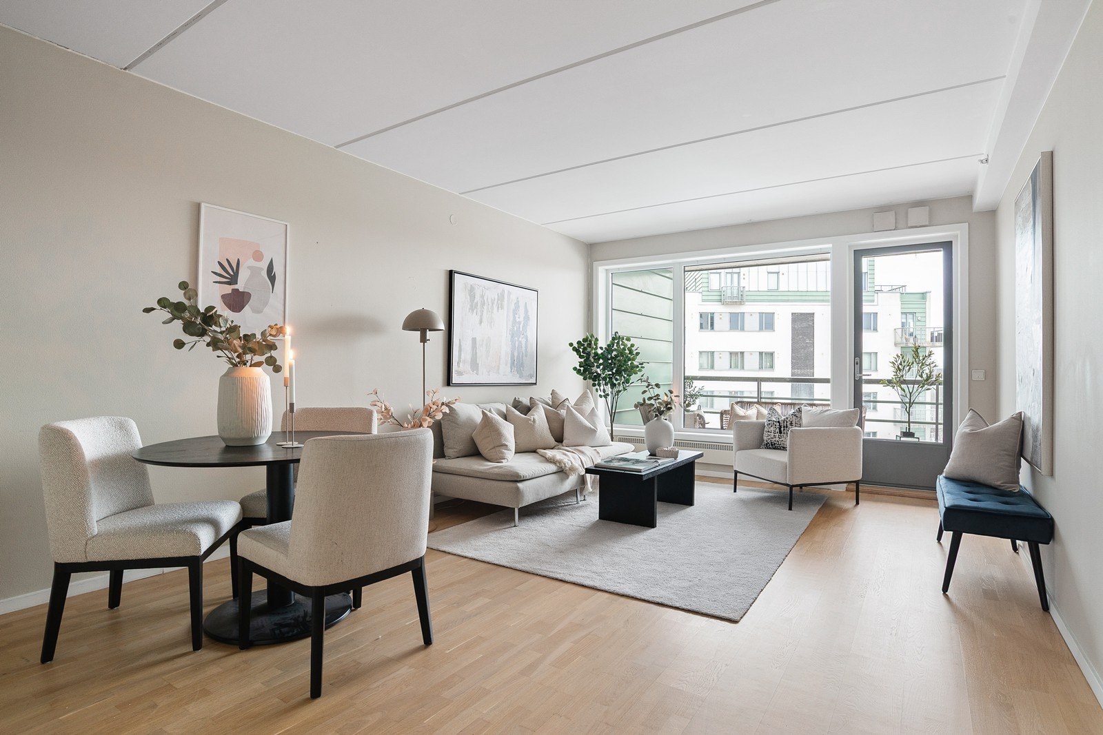 En lettvint hverdag med heis ned til garasjen, flere av byen beste matbutikker rett utenfor døren og kort gange til Bogstadveien og t-banen Galleribilde