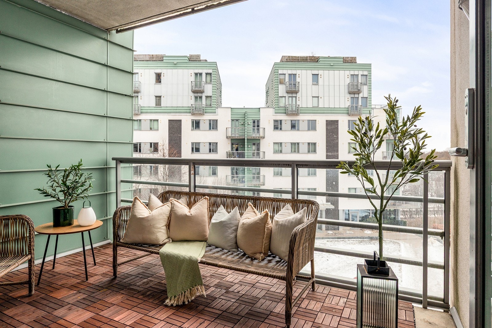 Sydvestvendt og solrik balkong vendt inn mot bakgård Galleribilde