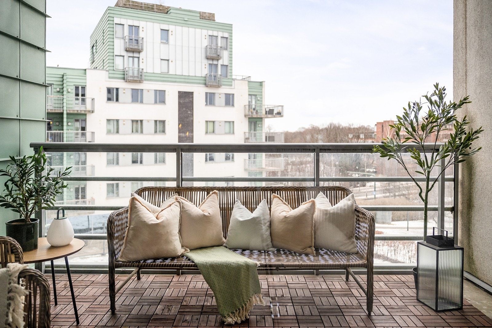 Fra stuen er det utgang til stor balkong med gode solforhold Galleribilde