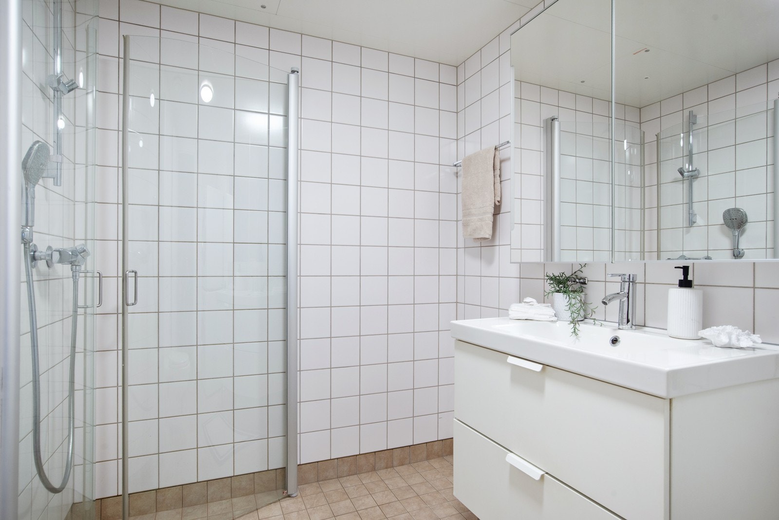 Badet er flislagt og oppvarmet med gulvvarme Galleribilde