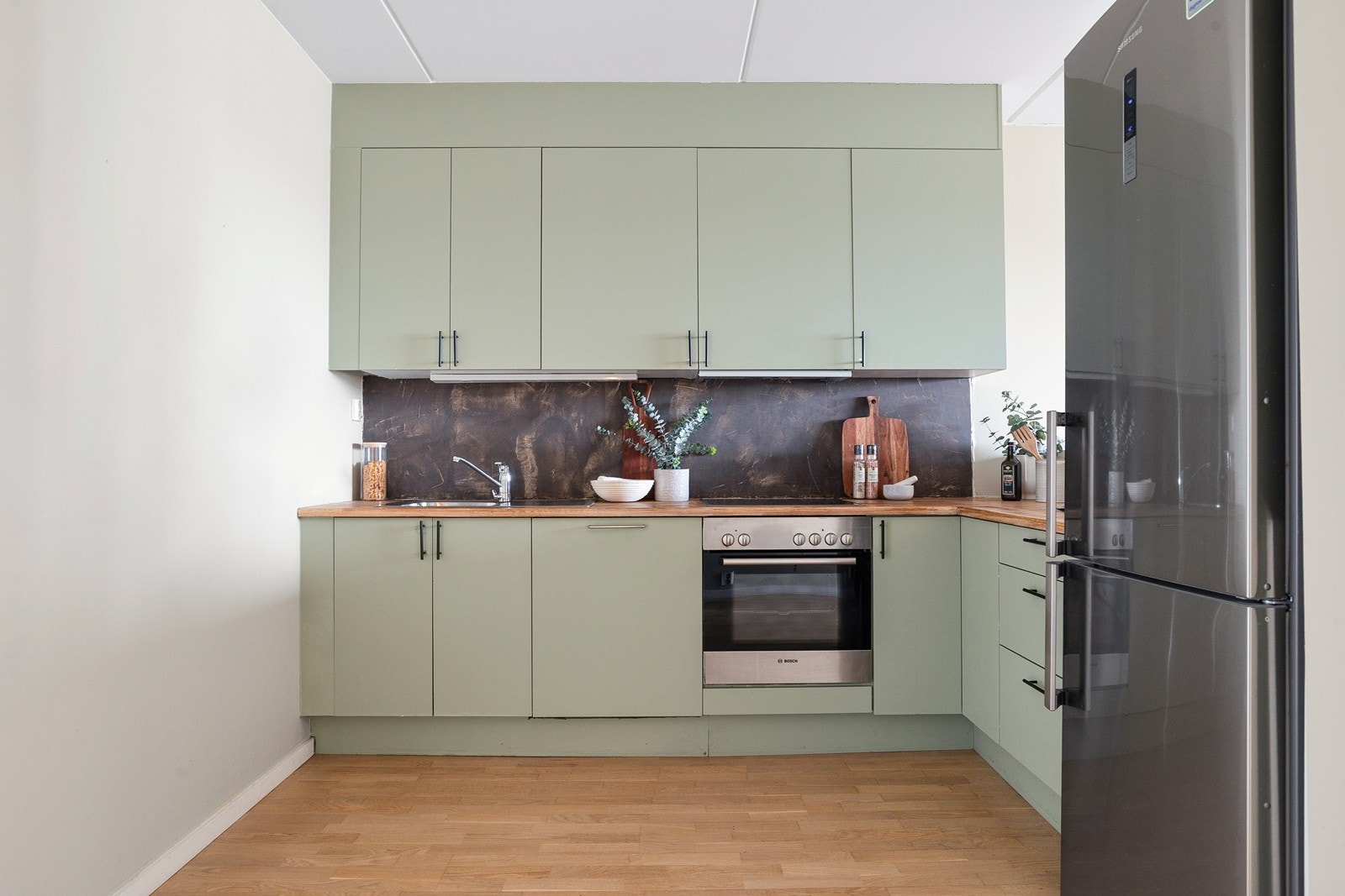 Det er integrert oppvaskmaskin, platetopp og stekeovn Galleribilde