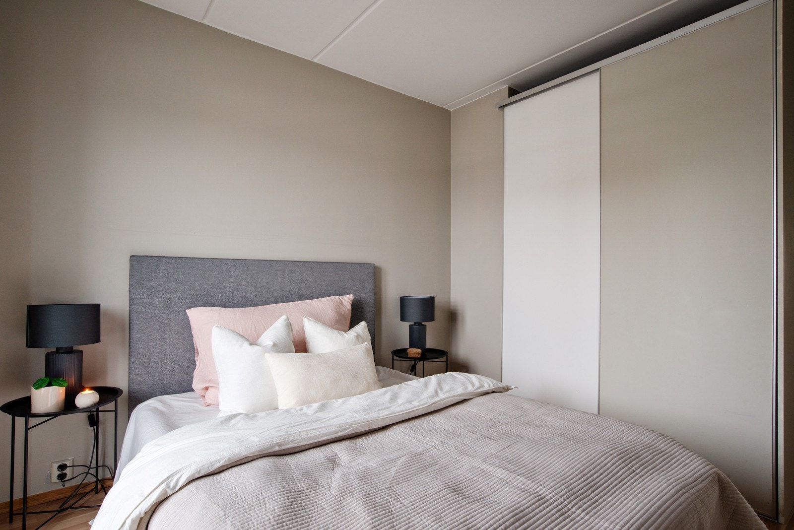 Godt med garderobeplass i praktisk skyvedørsgarderobe Galleribilde