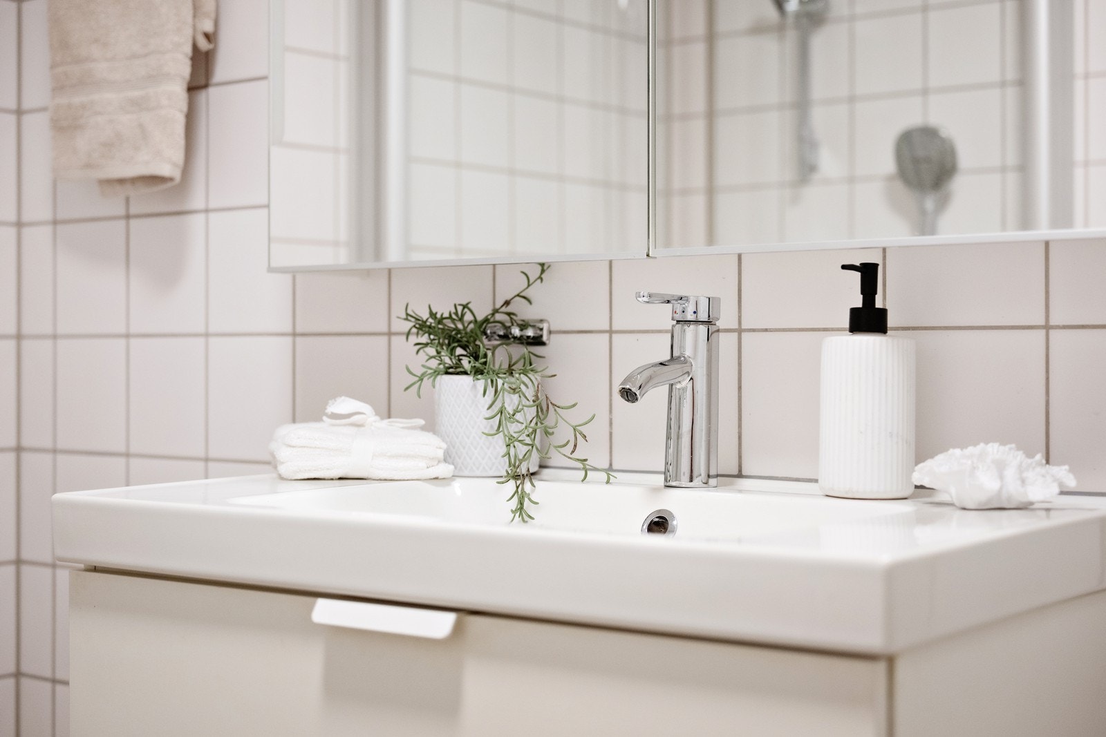 Utstyrt med innfellbare dusjdører, opplegg for vaskemaskin, rørfordelingsskap, stoppekran, servantskap og veggmontert wc Galleribilde