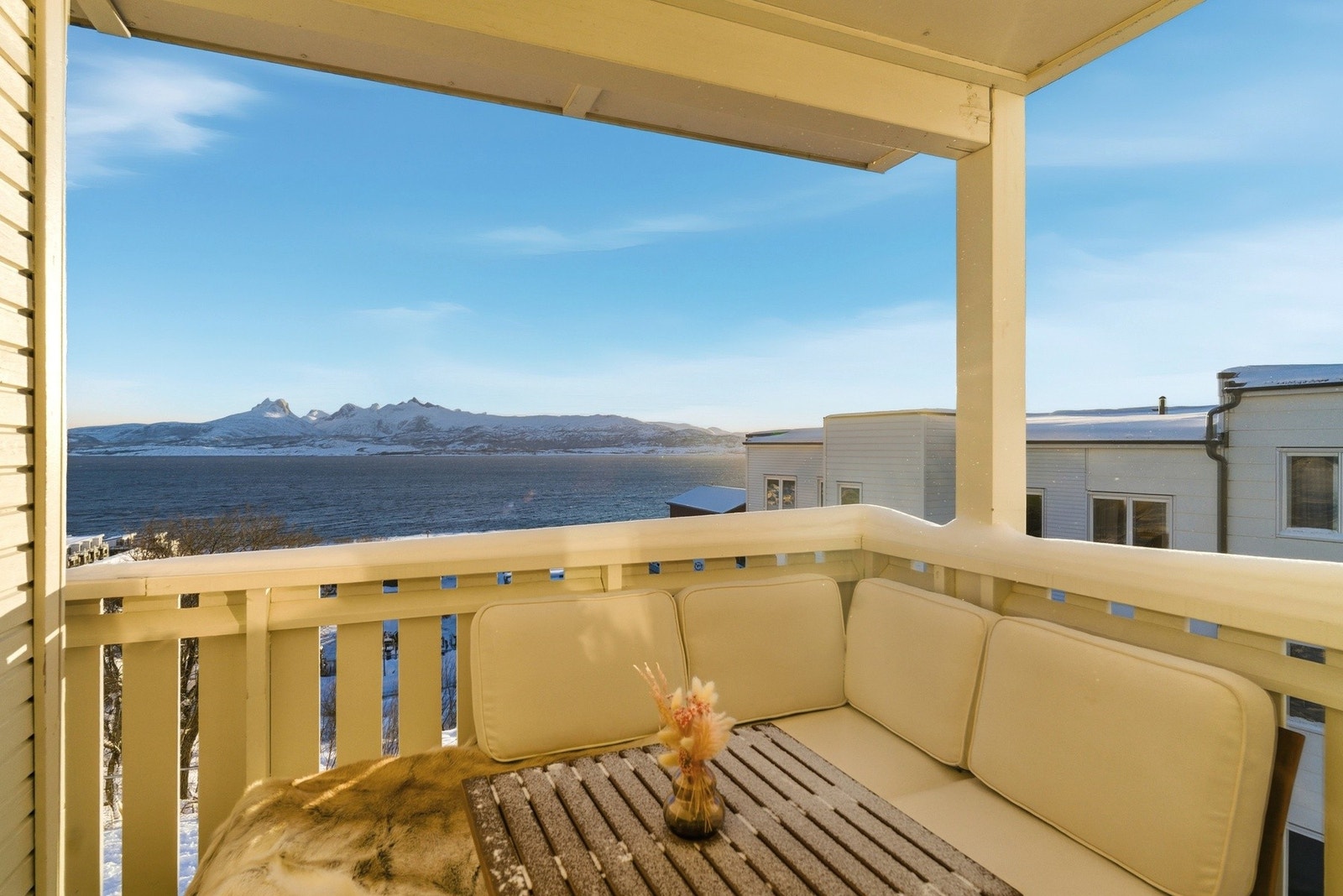 Balkong med plass til sittegruppe. Galleribilde