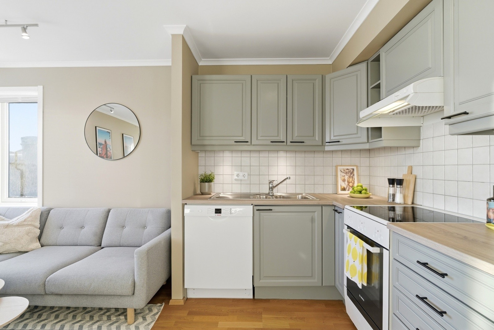 Kjøkkenet har god skap- og benkeplass. Galleribilde