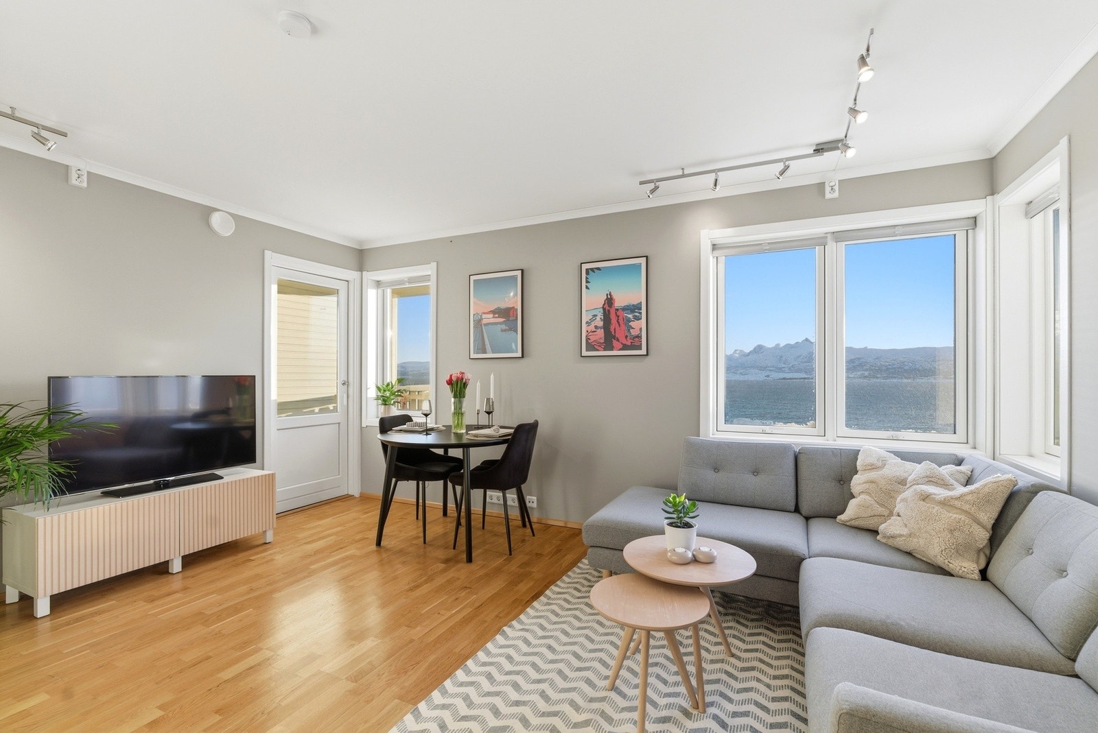 Stue med god plass til sofagruppe og tilhørende møblement. Galleribilde