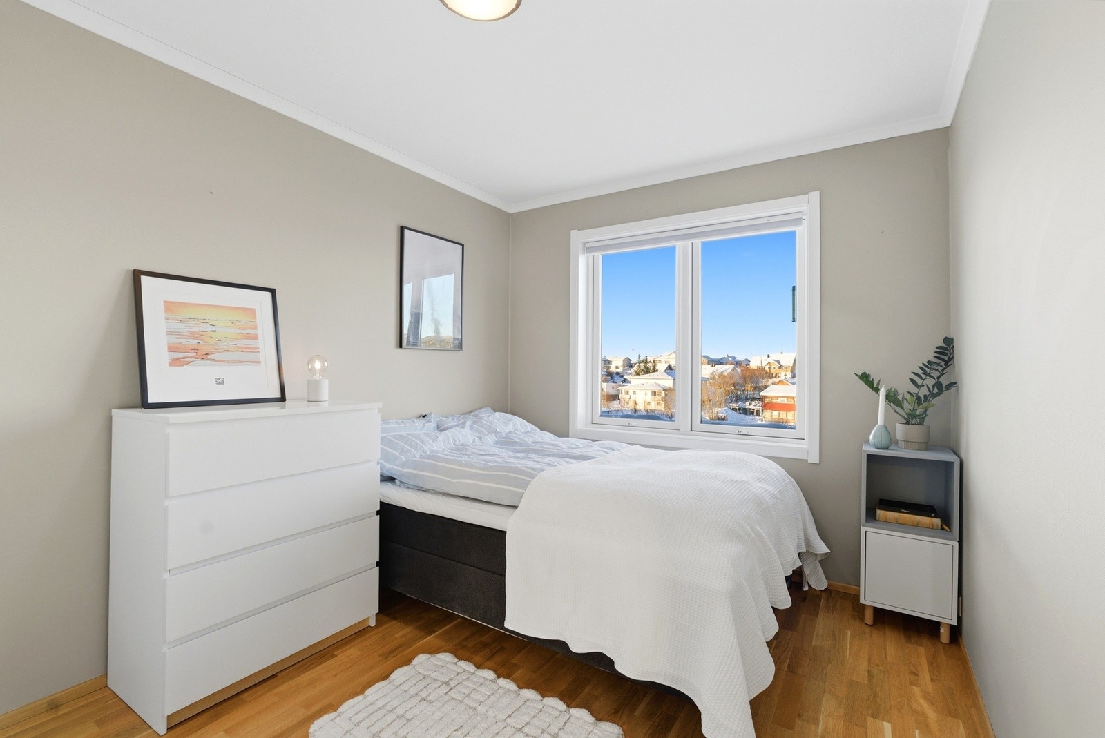 Soverom med god plass til dobbeltseng og garderobeløsning. Galleribilde