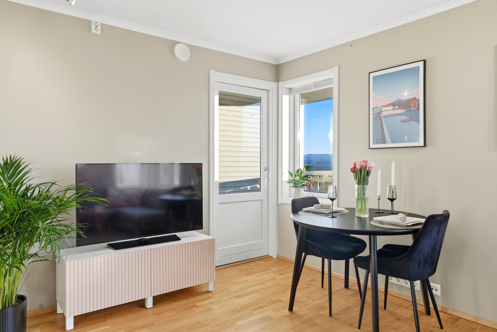 Utgang til balkong fra stuen. Galleribilde