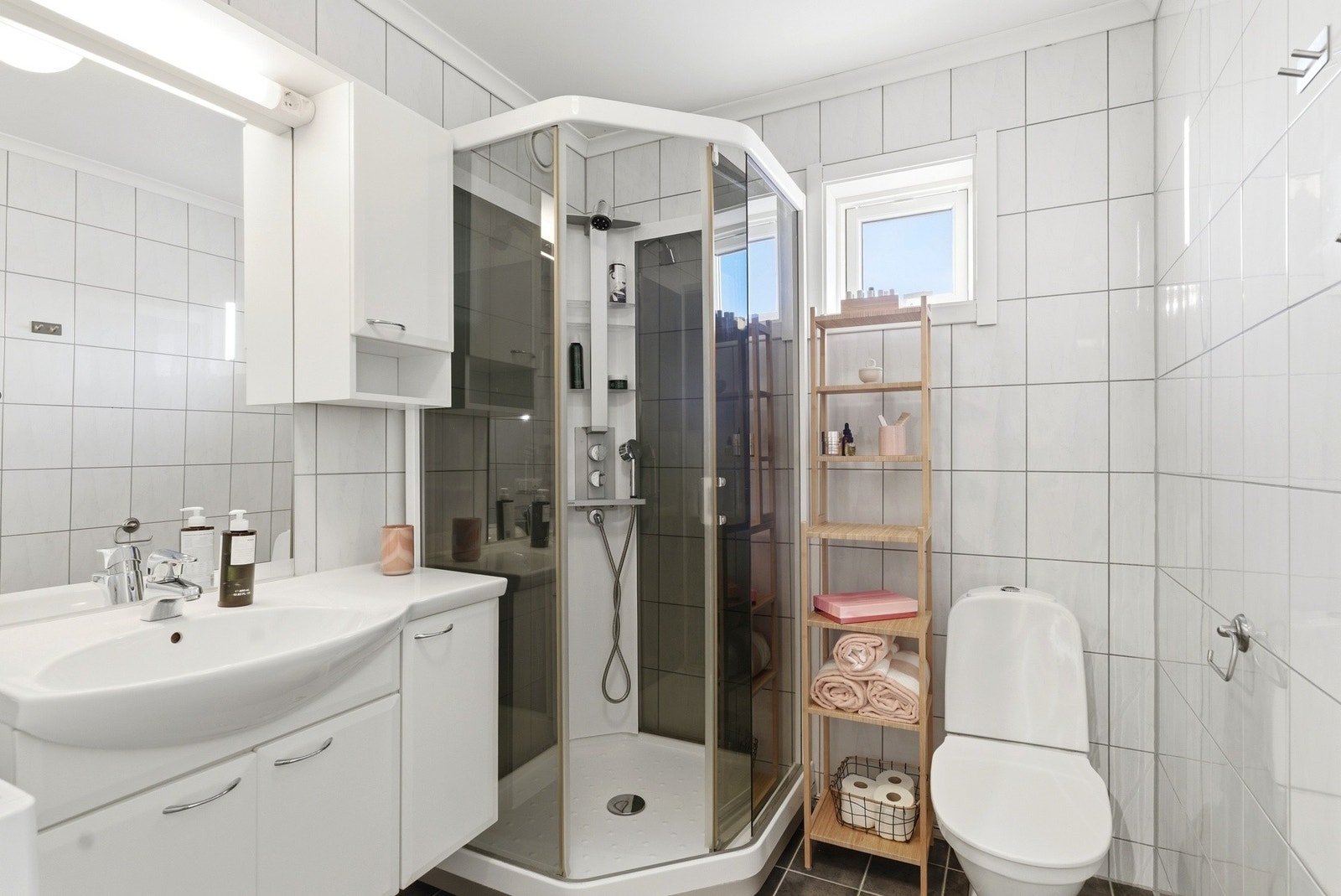 Flislagt bad med varmekabler i gulvet. Galleribilde