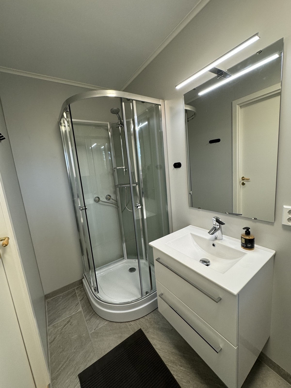 Delikat baderom med WC, servant m/innredning, dusj og vaskemaskin. Gulvvarme. Galleribilde