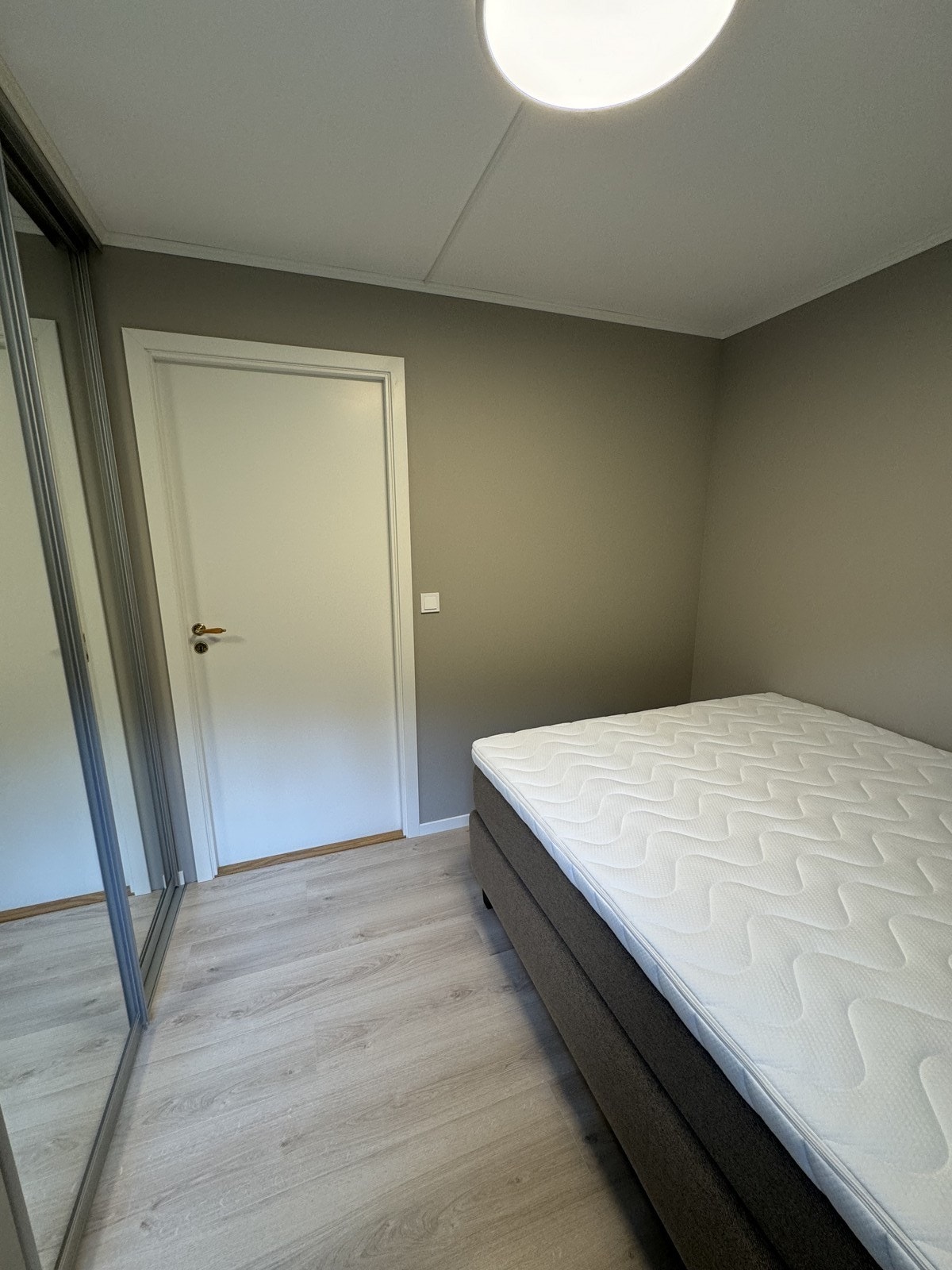 Nydelig soverom med dobbeltseng, skrivepult og integrert skyvedsørsgarderobe. Galleribilde