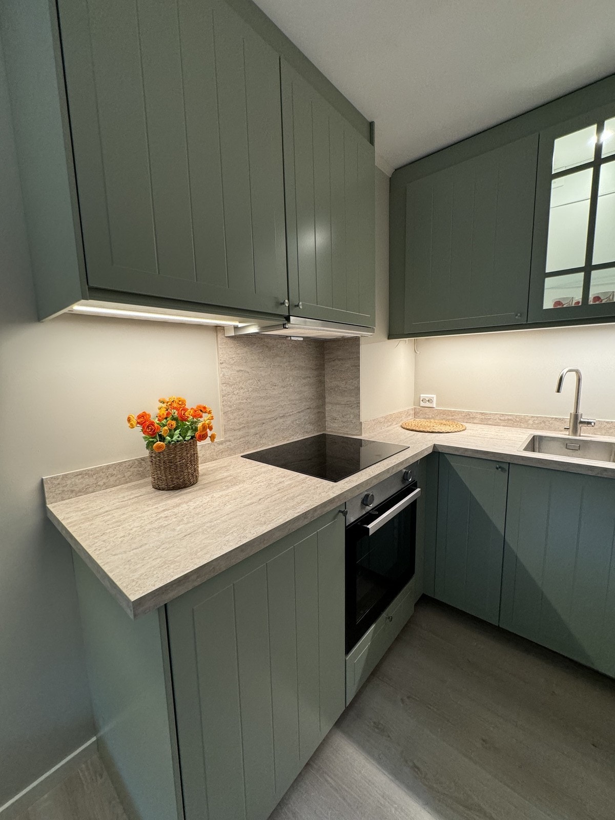 Flott kjøkken med integrert oppvaskmaskin, kjøleskap m/frys, komfyr og steketopp. Galleribilde