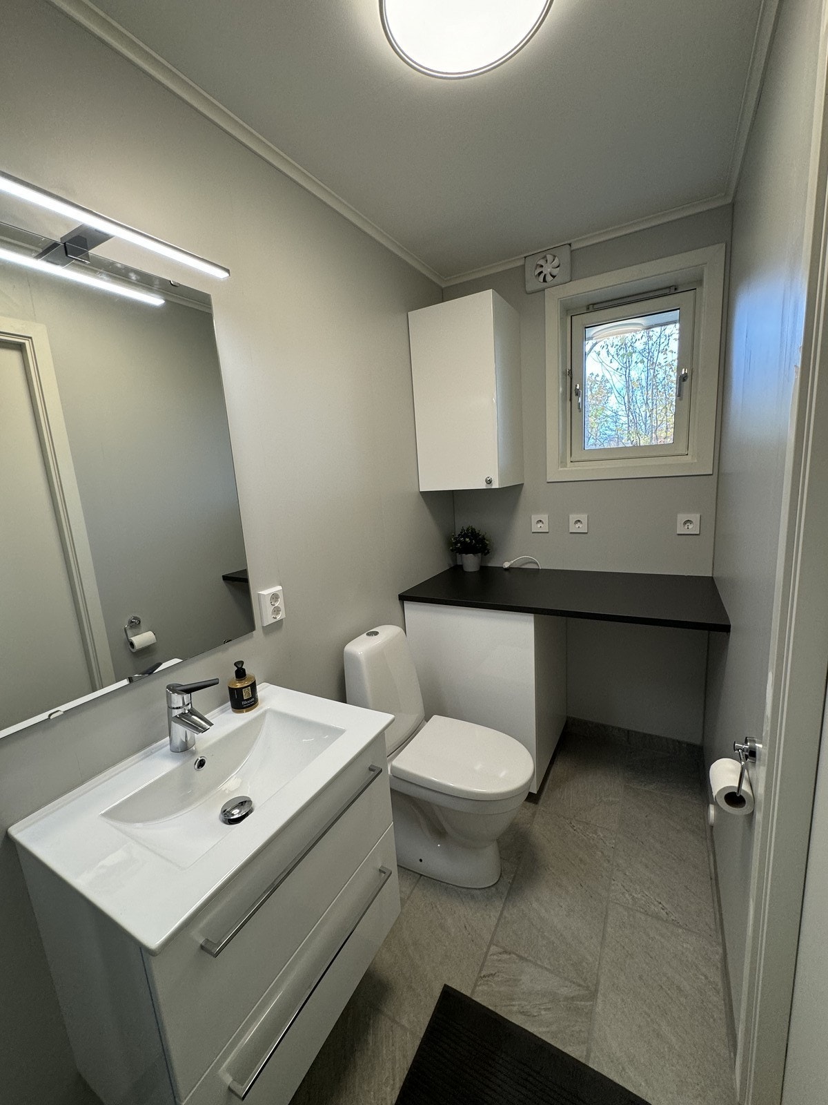 Delikat baderom med WC, servant m/innredning, dusj og vaskemaskin. Gulvvarme. Galleribilde